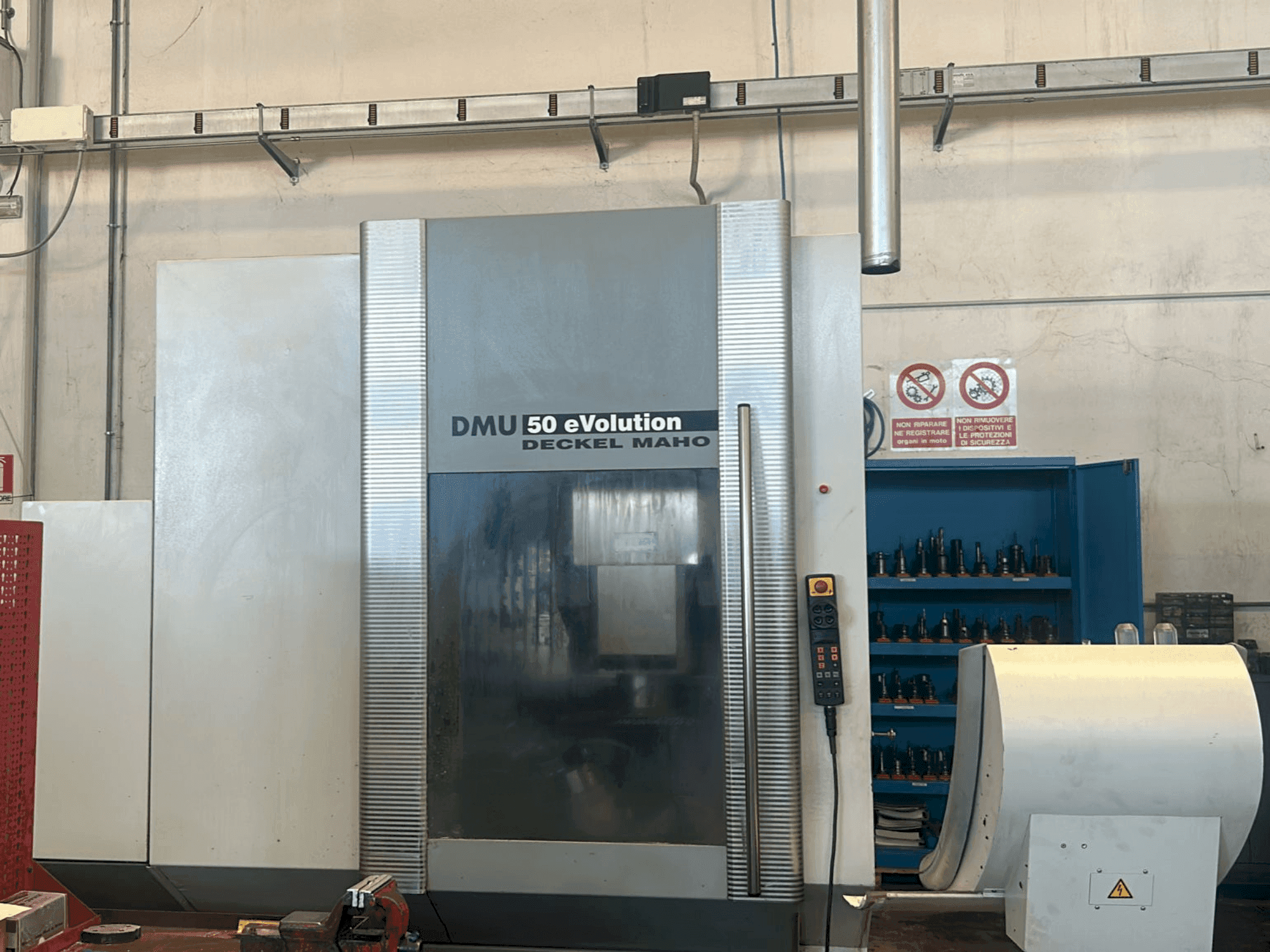 Frontansicht der DECKEL MAHO DMU 50 Evolution Maschine