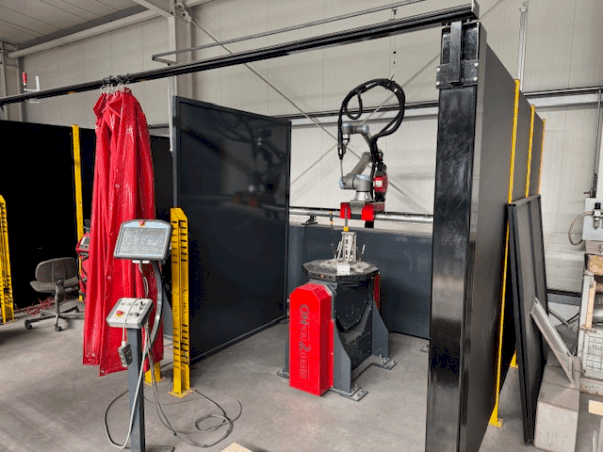 Frontansicht der FRONIUS UR10 Roboter e-Series Maschine