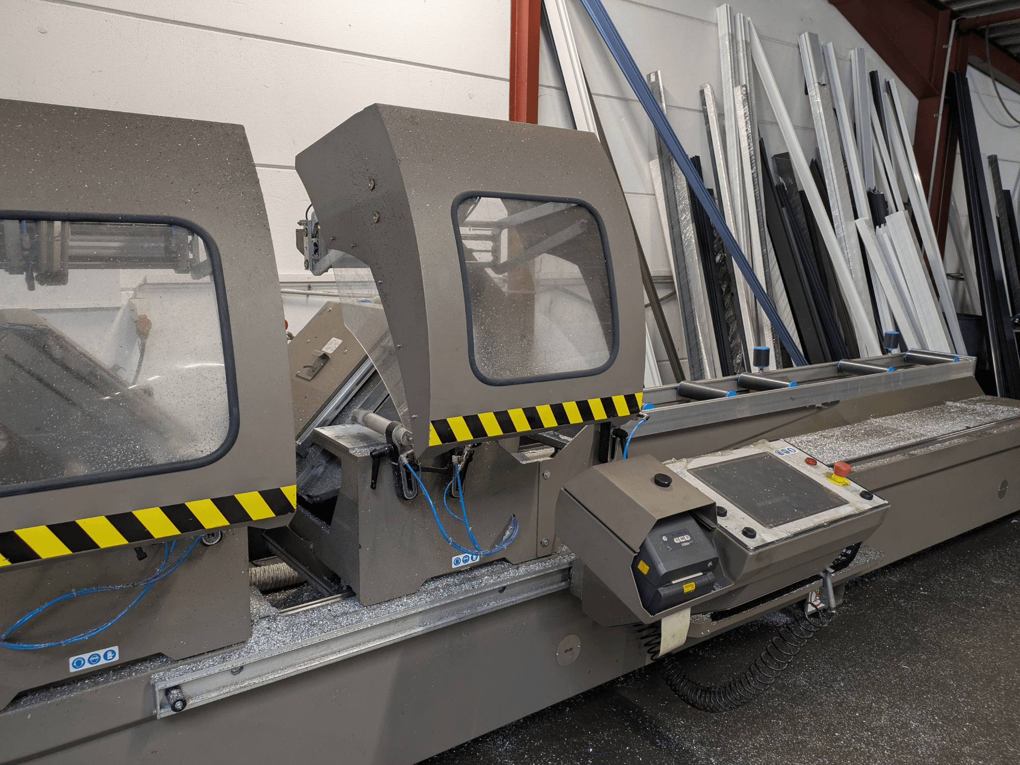 PERTICI 600TSE Metallkreissäge in Vorderansicht, mit Sicherheitsglasplatten und einer Bedienoberfläche mit Tasten und Verkabelung.