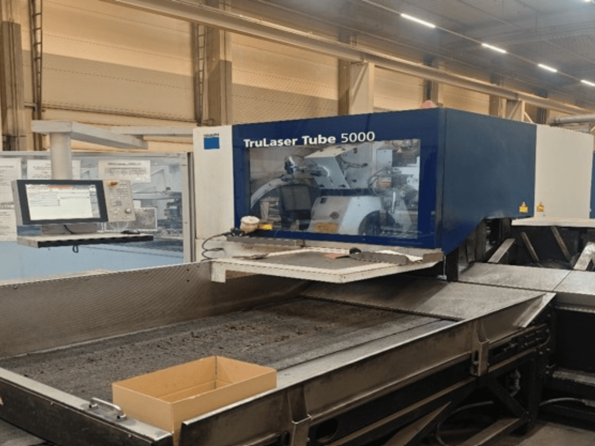 TRUMPF TruLaser Tube 5000 in der Vorderansicht, mit Blick auf das Bedienfeld und den Schneidbereich für präzise Rohrschneidearbeiten.