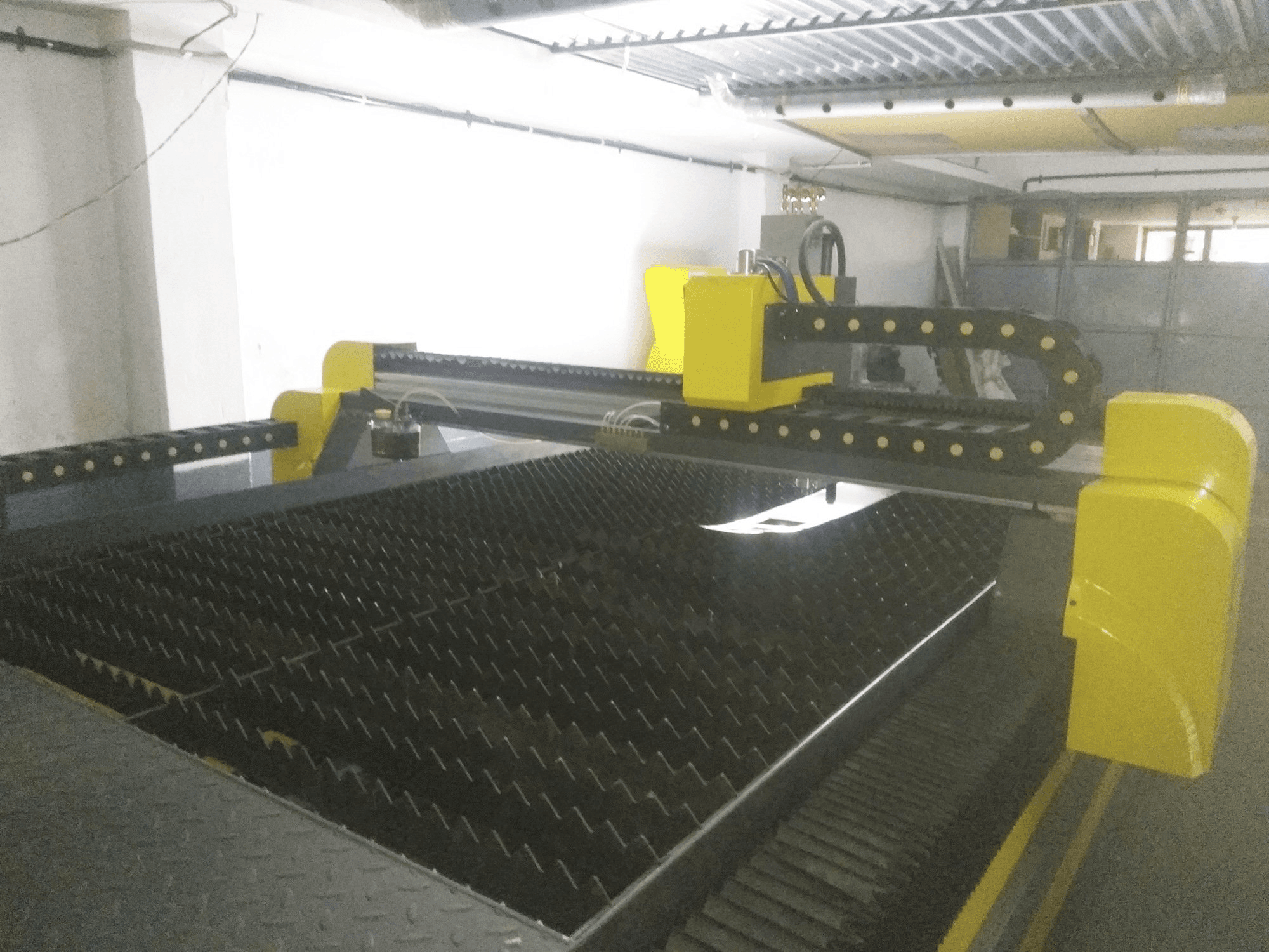 Rechte Ansicht der Hypertherm INTECUT-HT Maschine