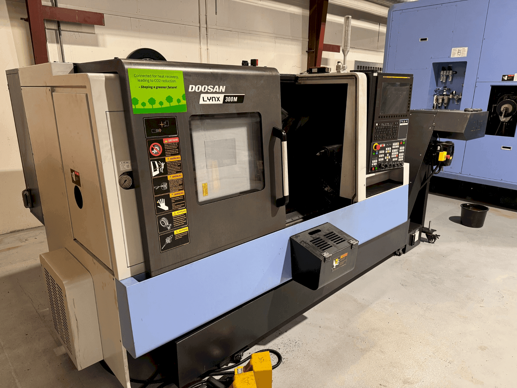 Frontansicht der DOOSAN LYNX 300M Maschine