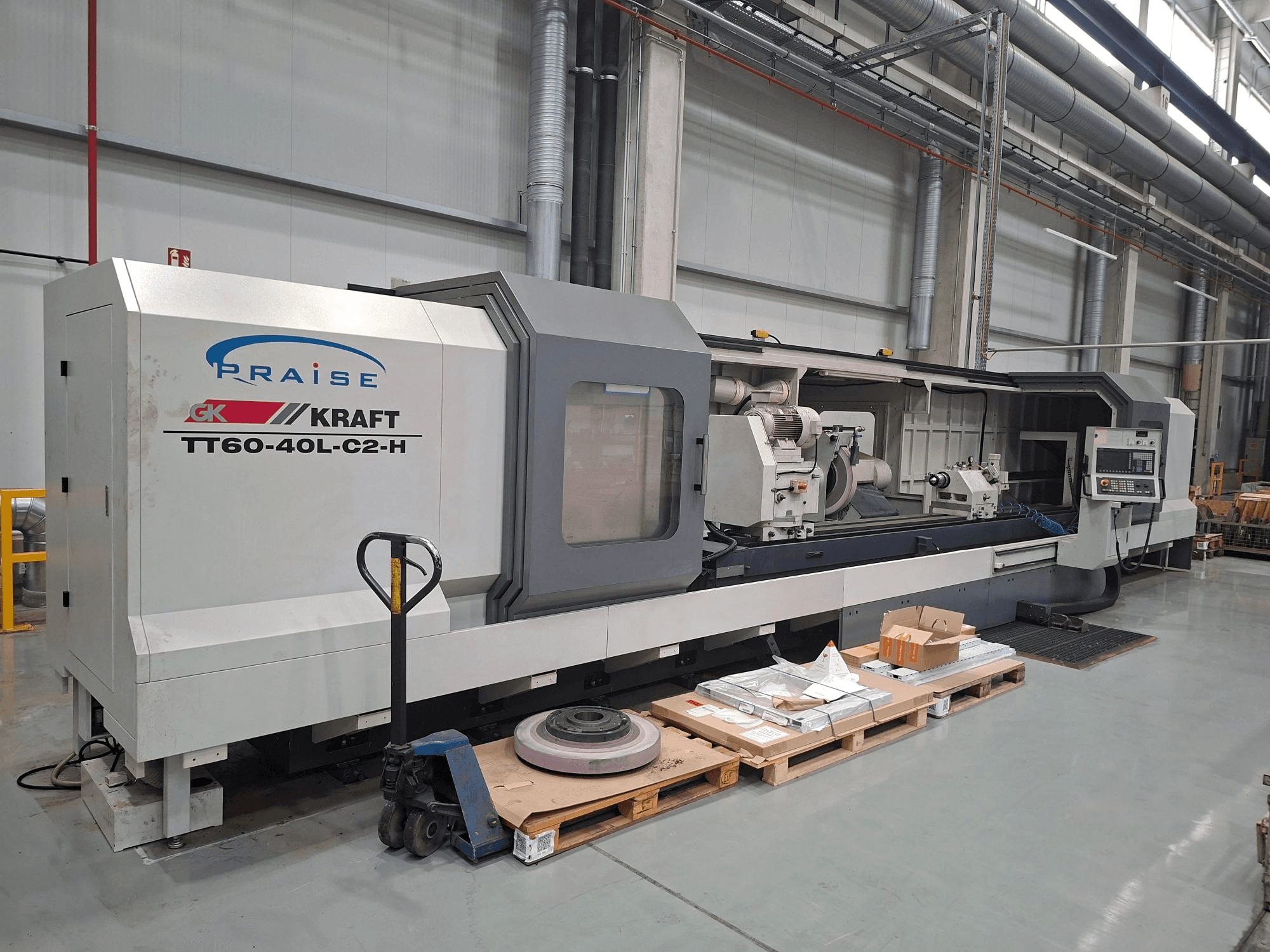 Zylinderschleifmaschine KRAFT TT60-40L-C2-H, Seitenansicht, mit Darstellung der Bedienelemente und der Schleifscheibe in einer Werkstattumgebung.