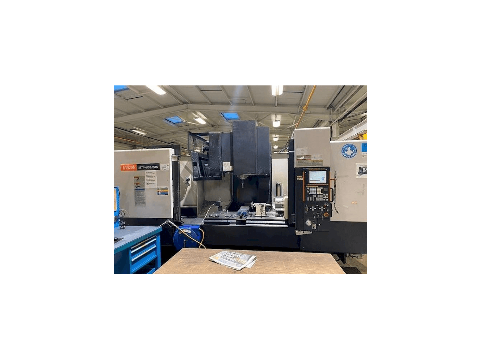 Frontansicht der Mazak MTV 655/60N Maschine