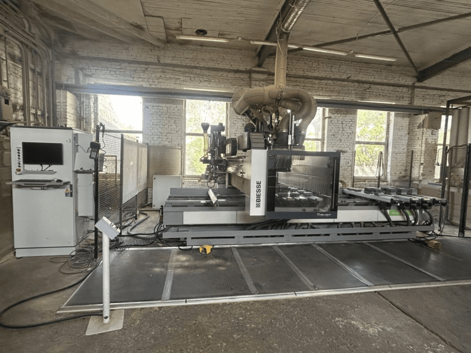 BIESSE Rover A Edge 1643 CNC-Bearbeitungszentrum, Vorderansicht, mit Bedienfeld, Arbeitstisch und industrieller Umgebung.