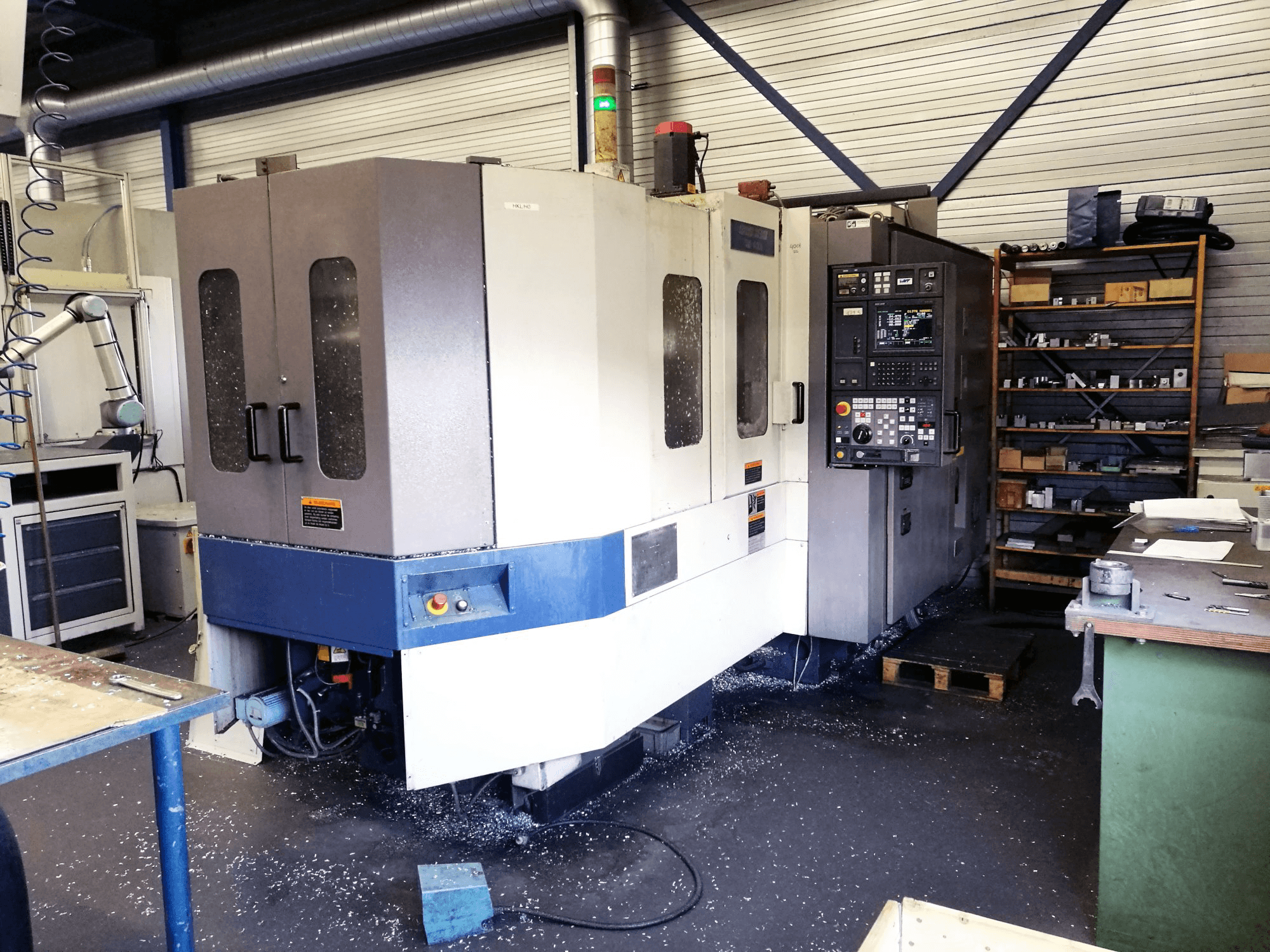 Rechte Ansicht der MORI SEIKI SH-403 Maschine