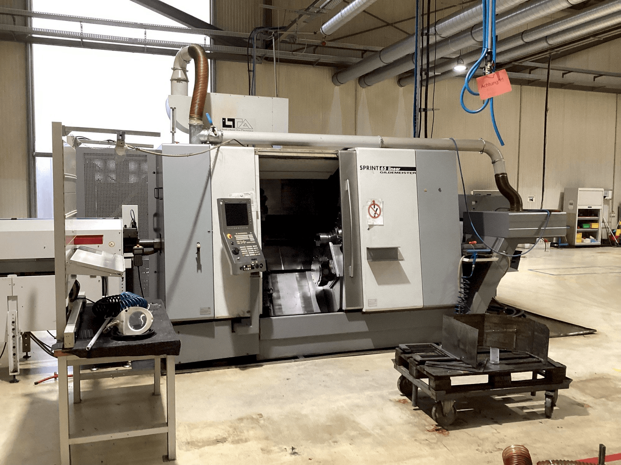 Frontansicht der DMG GILDEMEISTER Sprint 65 Linear Maschine