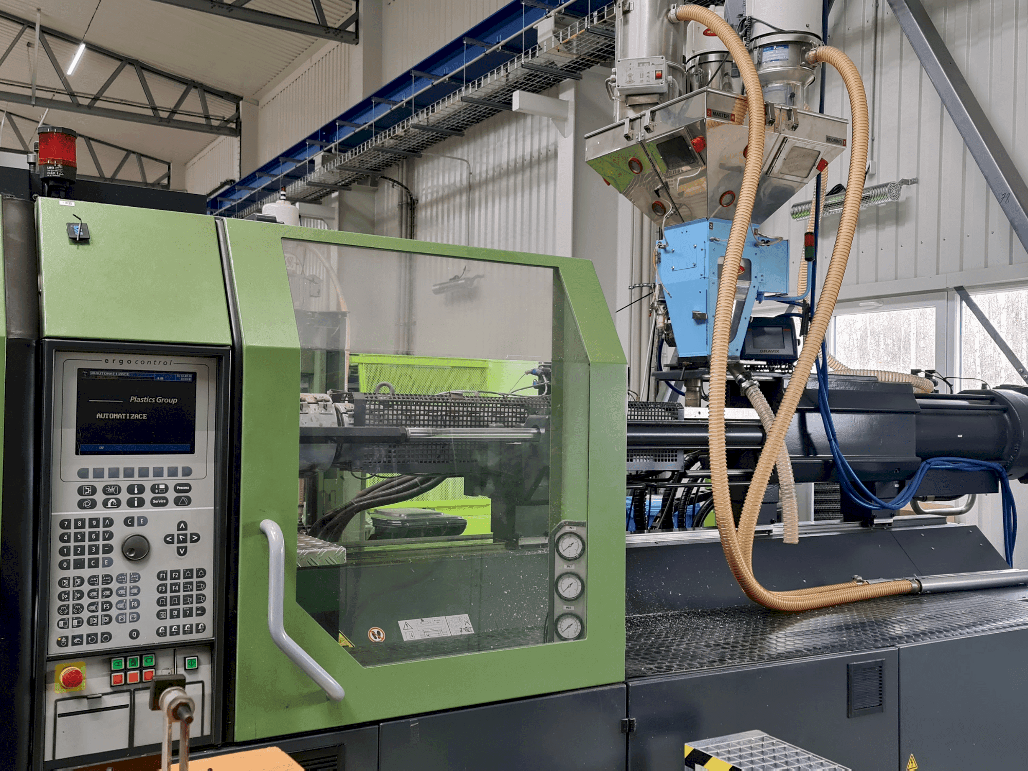 Linke Seitenansicht der DEMAG Concept 420/810-2300 Maschine