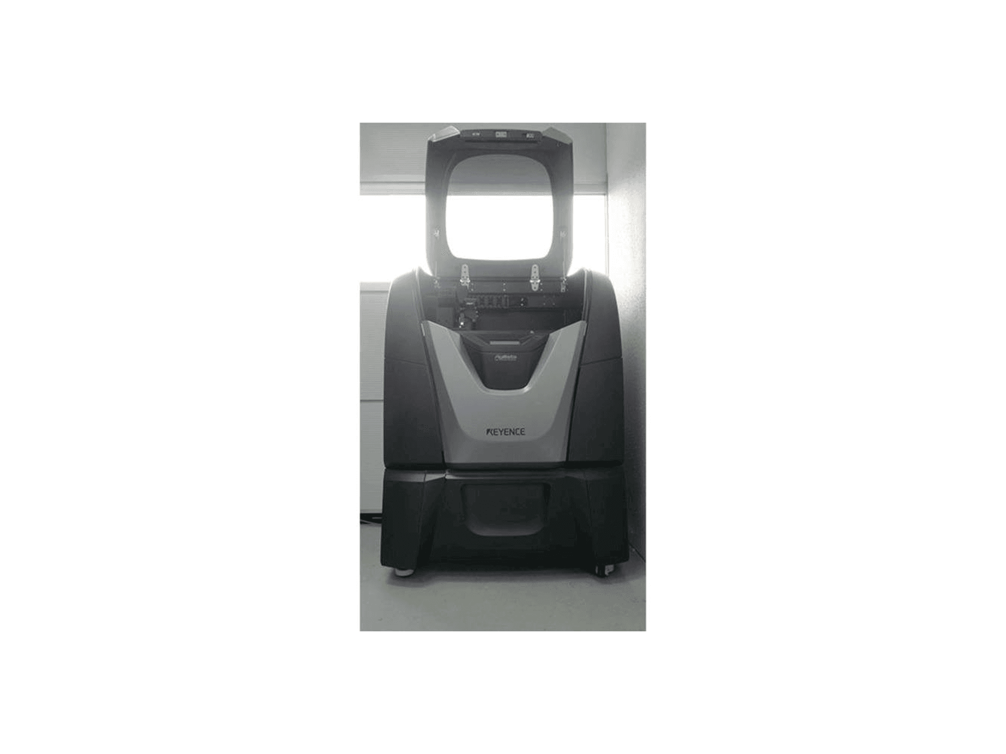 Frontansicht der KEYENCE Agilista-3200W Maschine
