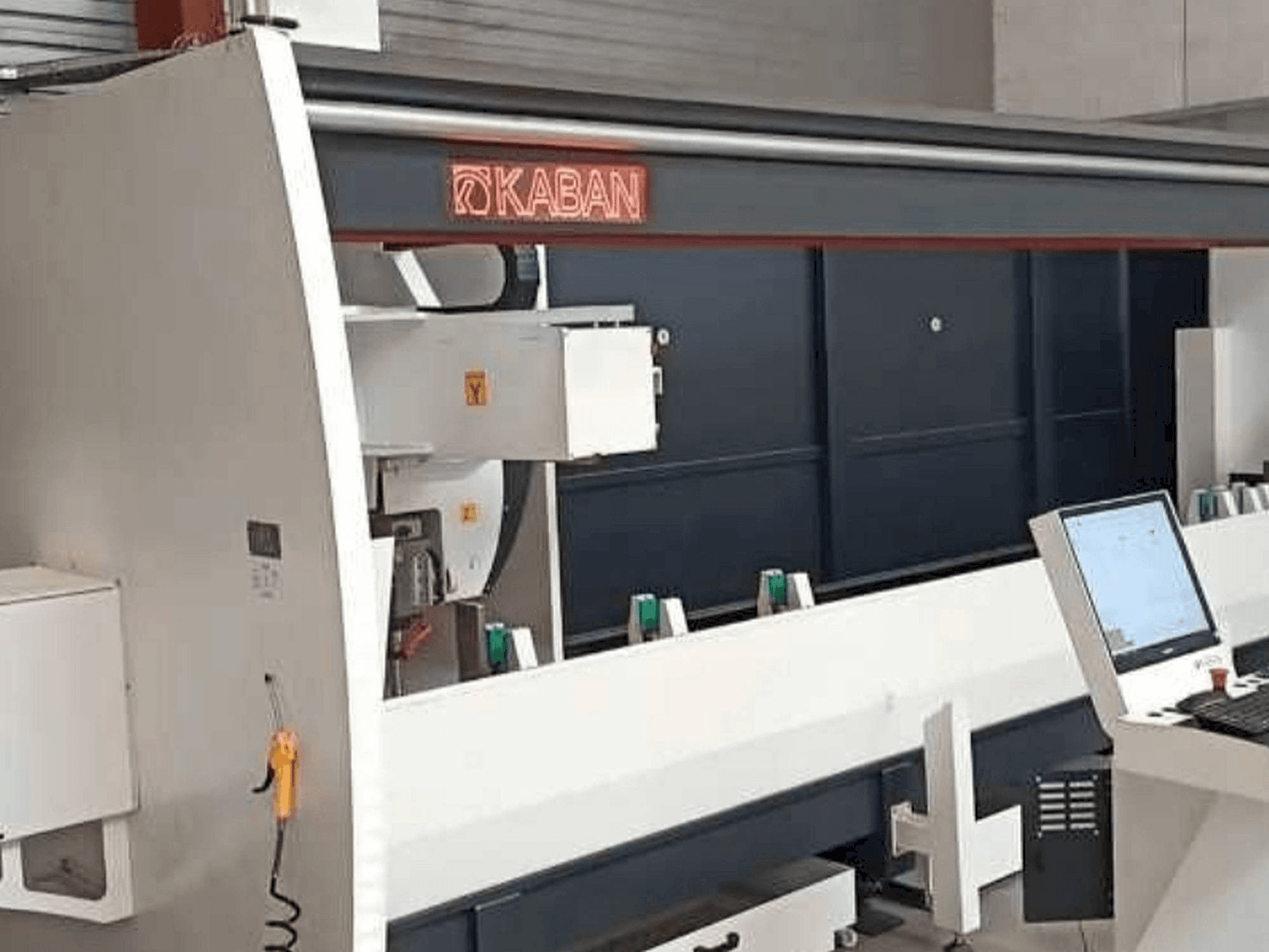 Frontansicht der KABAN ZC4035 Maschine
