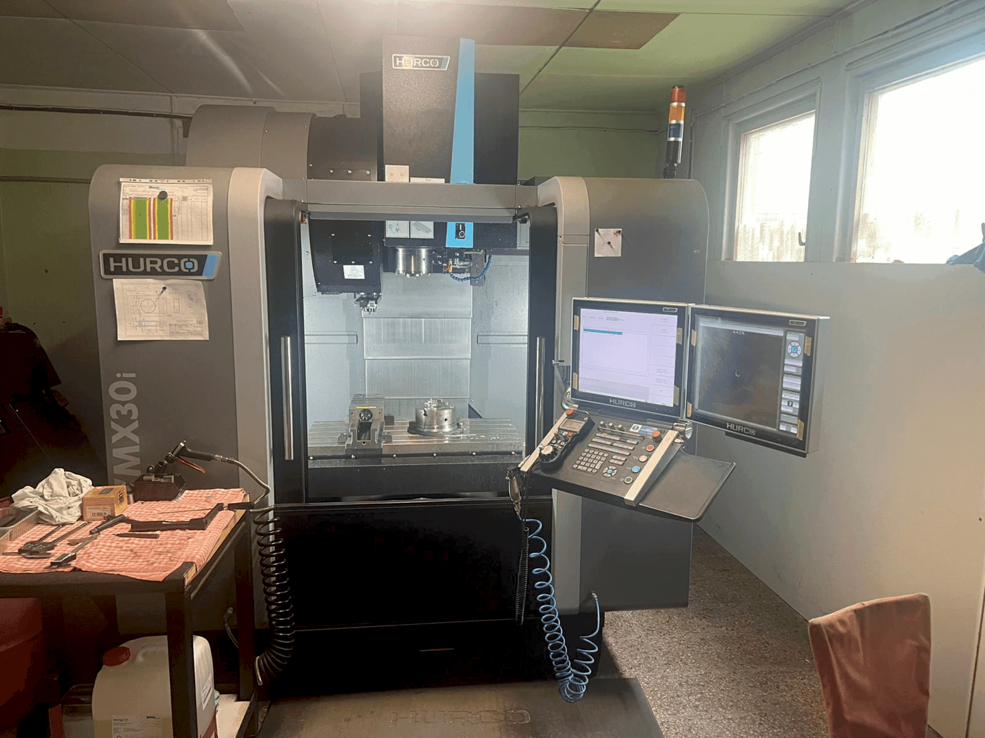 Frontansicht der Hurco VMX30i Maschine