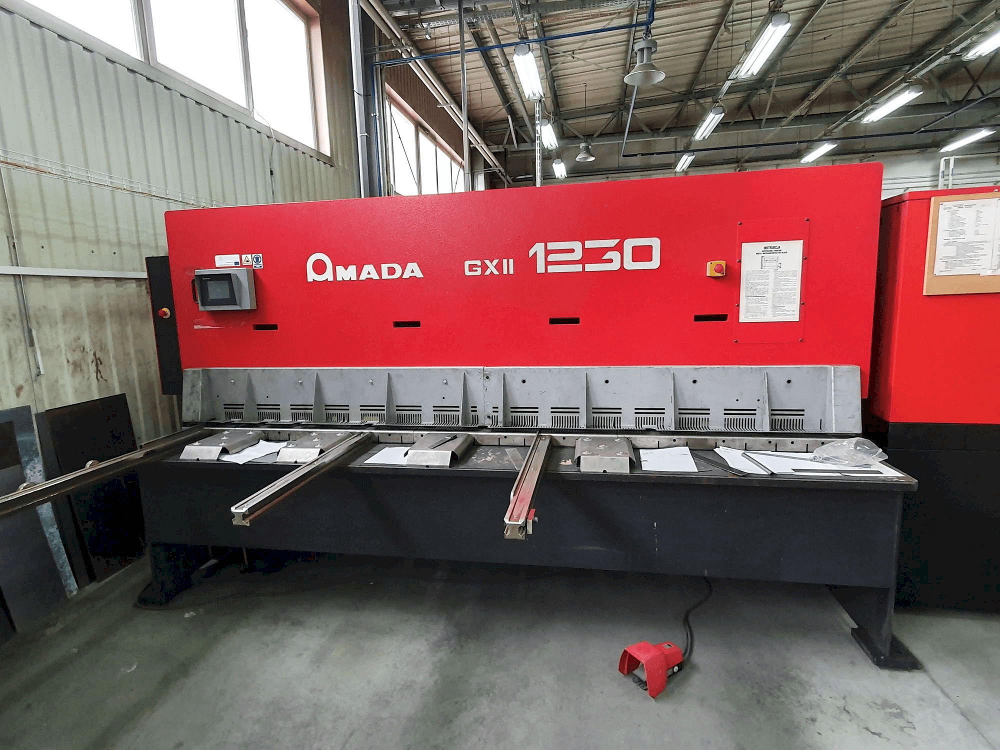 Frontansicht der AMADA GX II 1230 Maschine