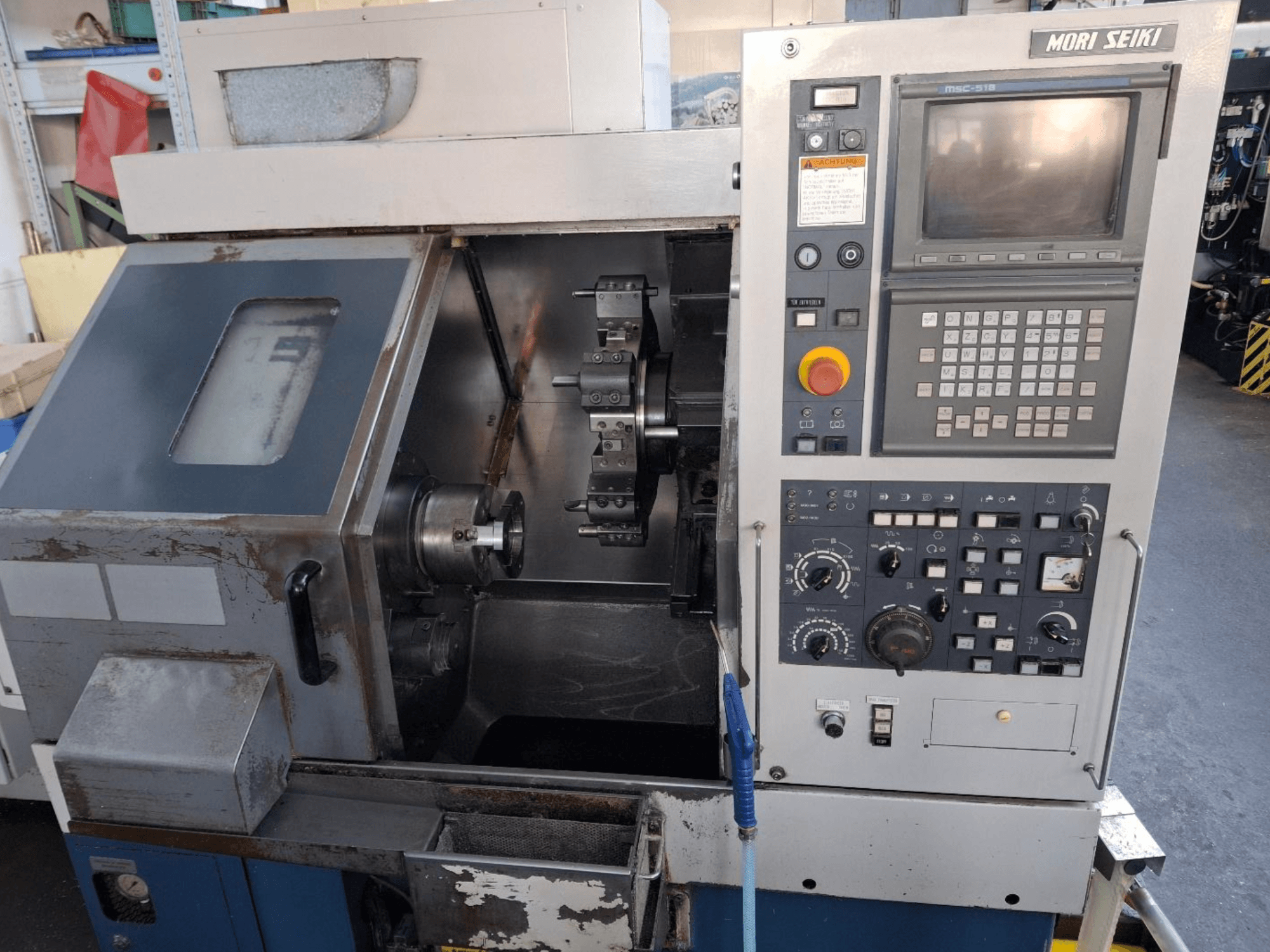 MORI SEIKI CL 15 Horizontal-Drehmaschine, Vorderansicht mit Bedienfeld und Bearbeitungsbereich.