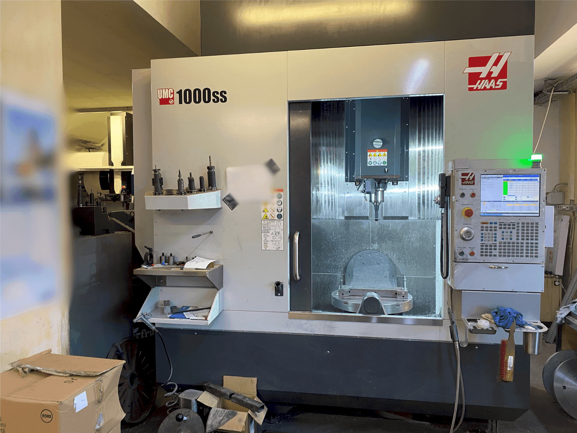 Frontansicht der HAAS UMC-1000SS Maschine