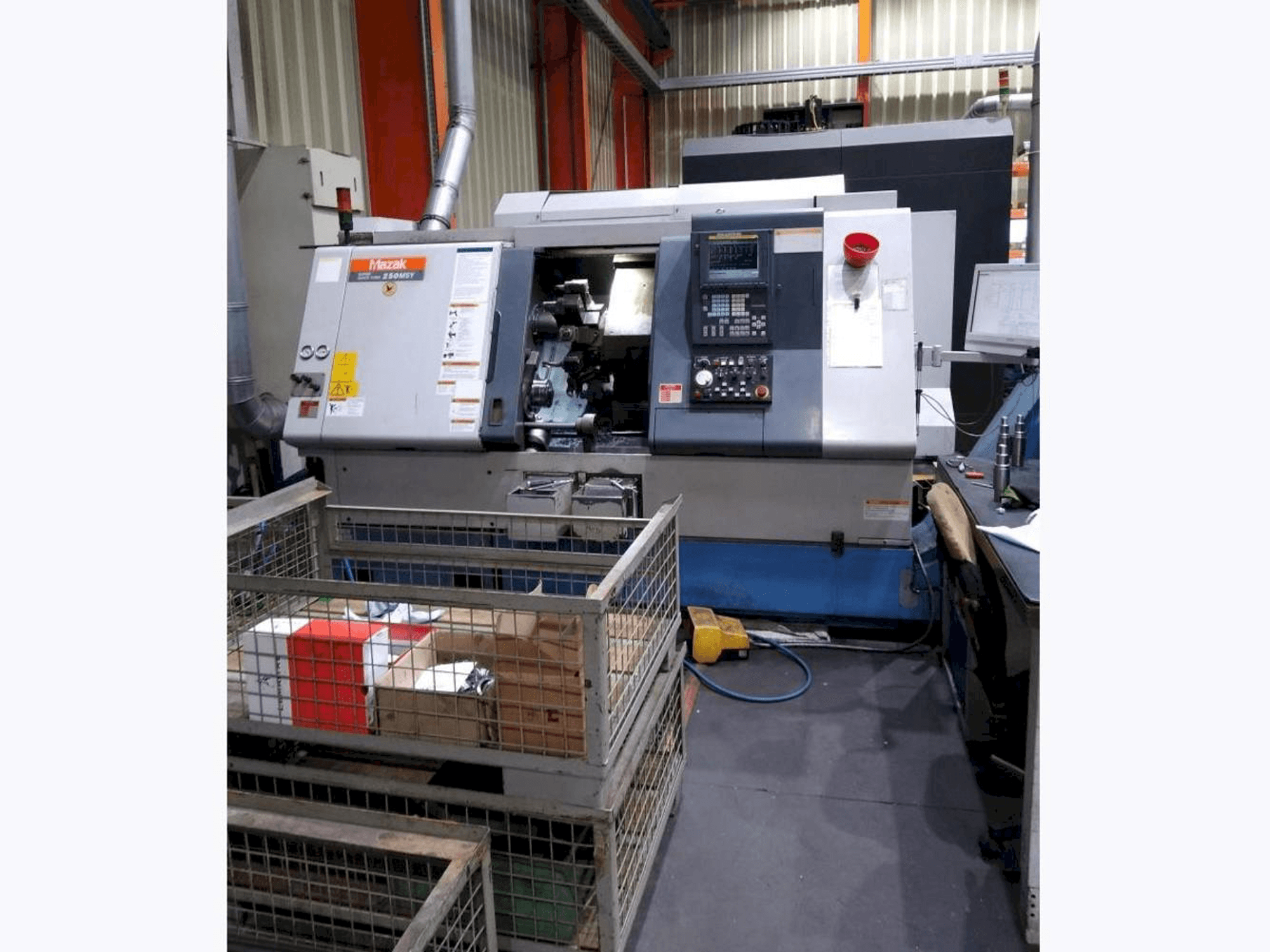 Frontansicht der Mazak SQT-250 MSY Maschine