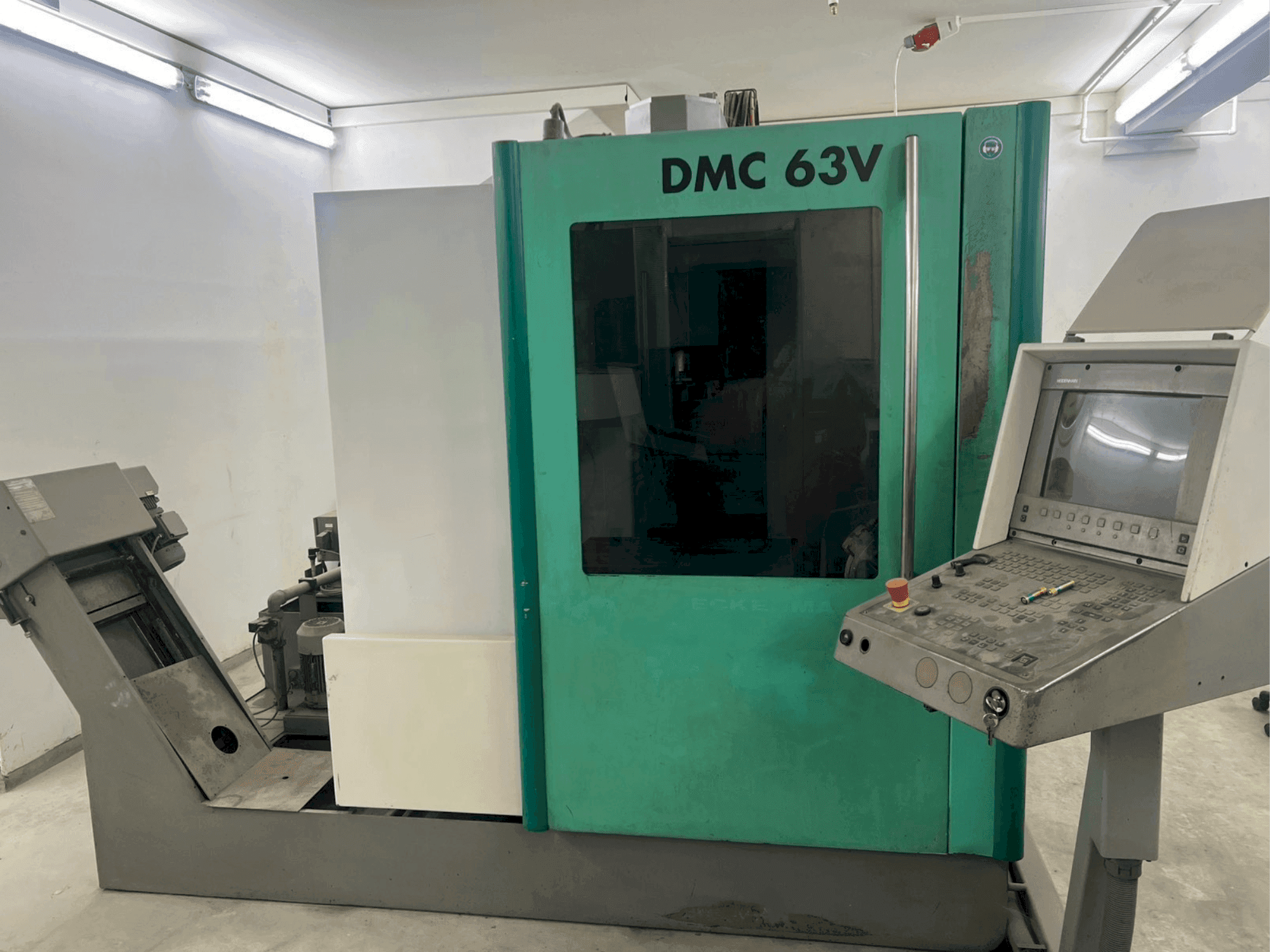Frontansicht der DECKEL MAHO DMC 63V Maschine