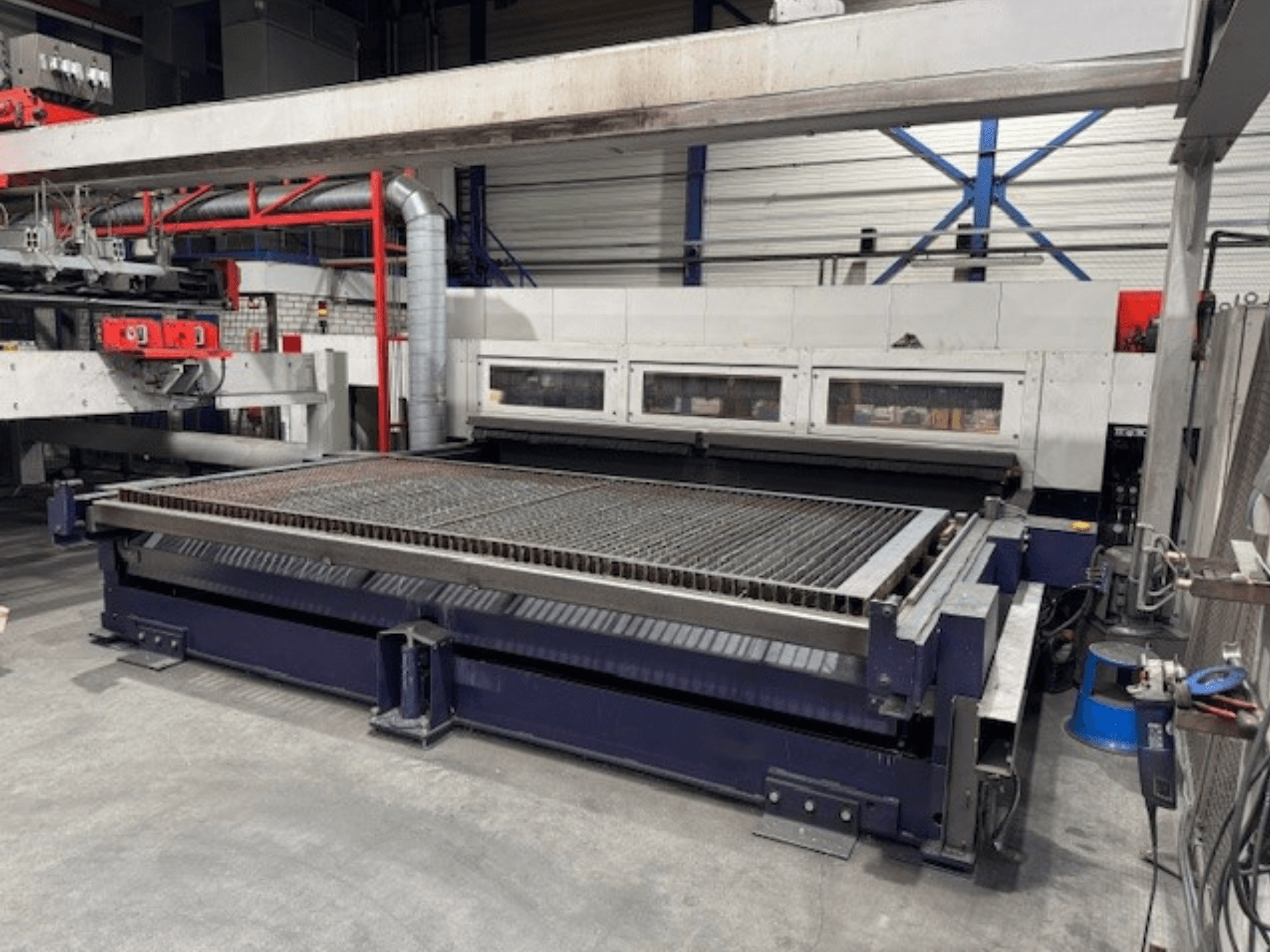 Bystronic BySpeed 4020 CO2-Laserschneidanlage in der Frontansicht mit grossem Schneidtisch und mechanischen Komponenten.