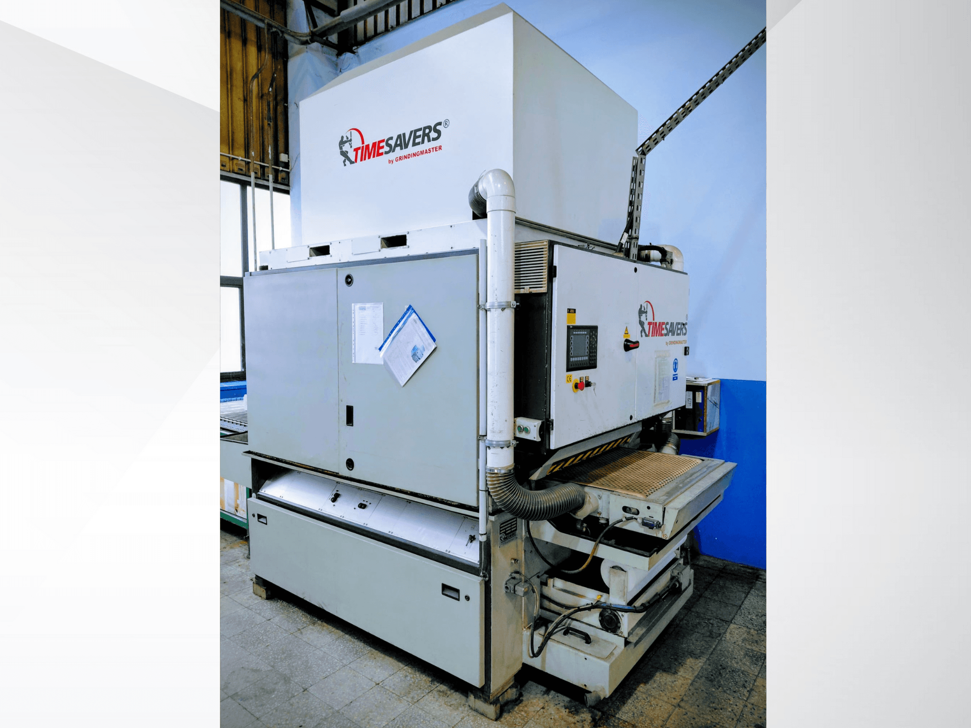 Timesavers Industrieschleifmaschine, Vorderansicht. Mit Bedienelementen, Staubabsaugung und einstellbarem Schleifbett für Präzision.