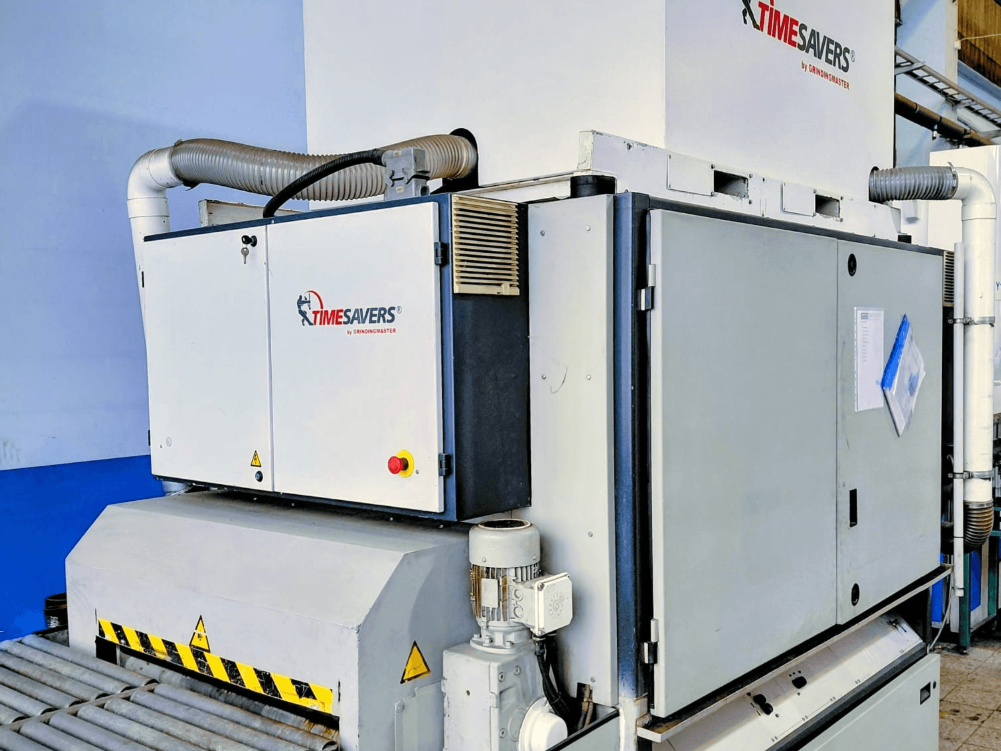 TIME SAVERS Industrie-Schleifmaschine, Seitenansicht, mit verstellbarer Walze, Bedienfeld und Staubabsaugung.