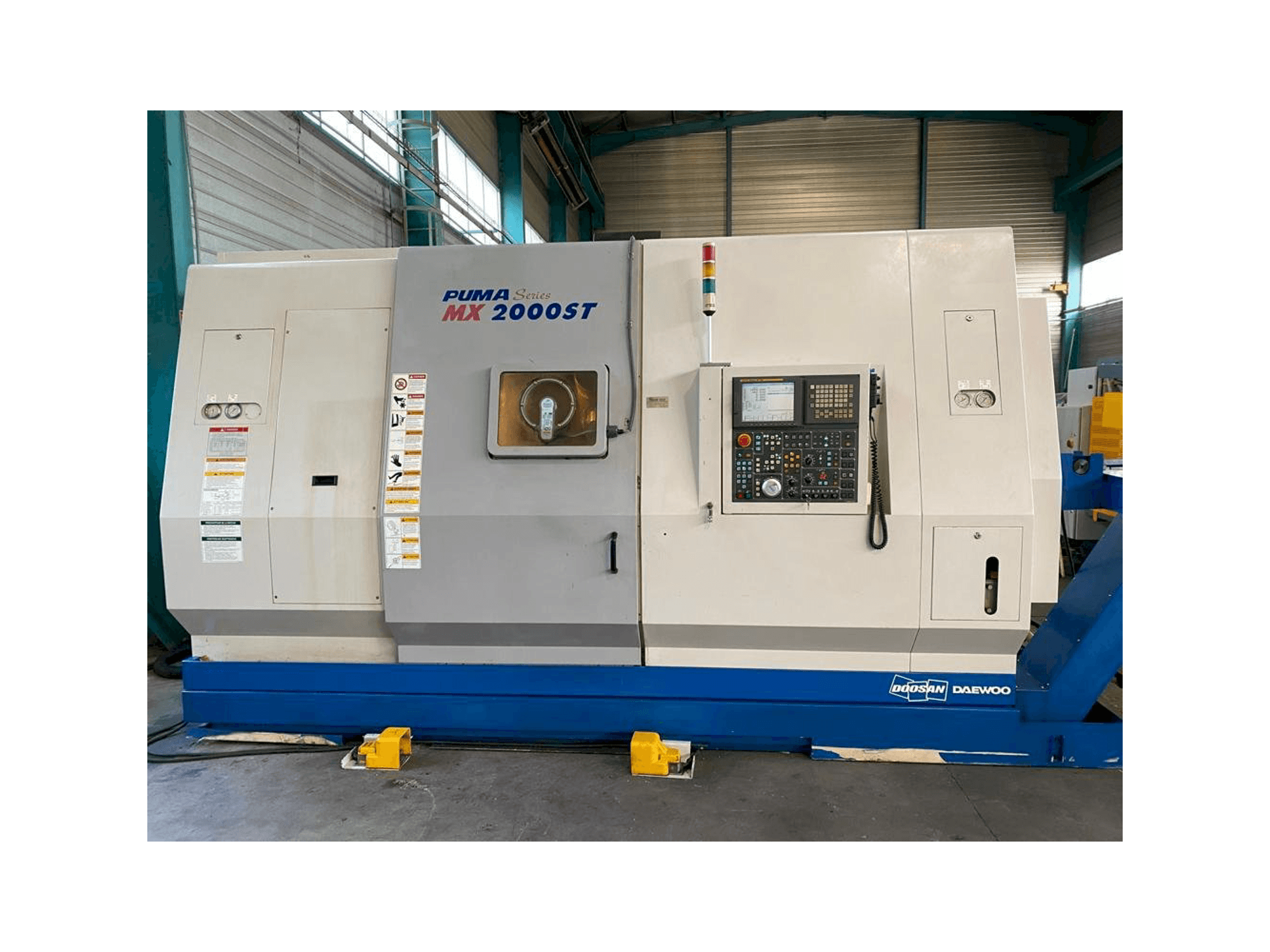 Frontansicht der Doosan PUMA MX 2000 ST Maschine