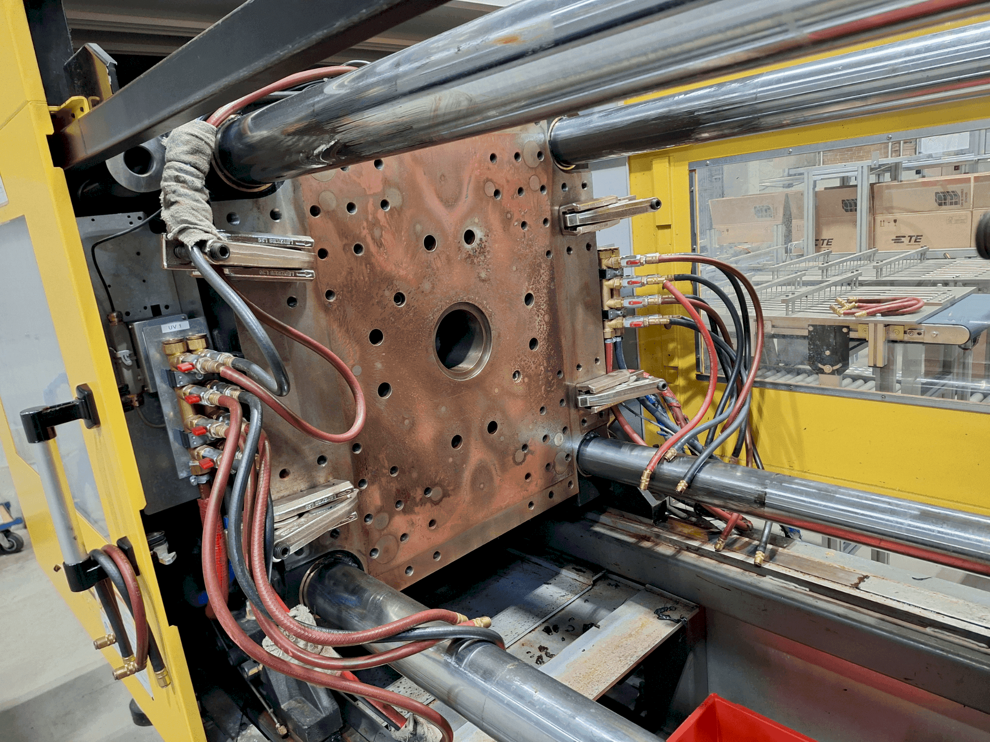 Frontansicht der FANUC Roboshot S220iA Maschine