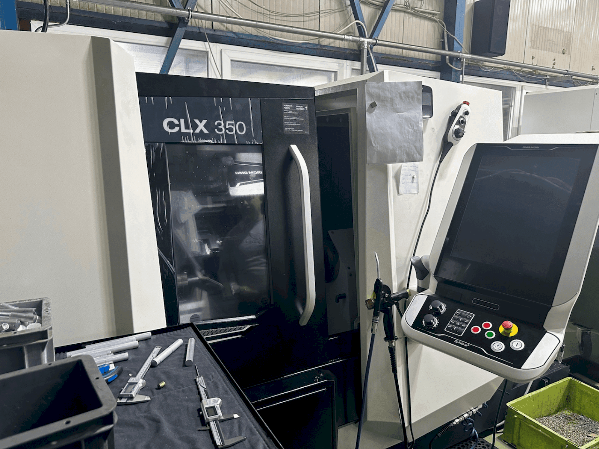 Frontansicht der DMG MORI CLX 350 V6 Maschine