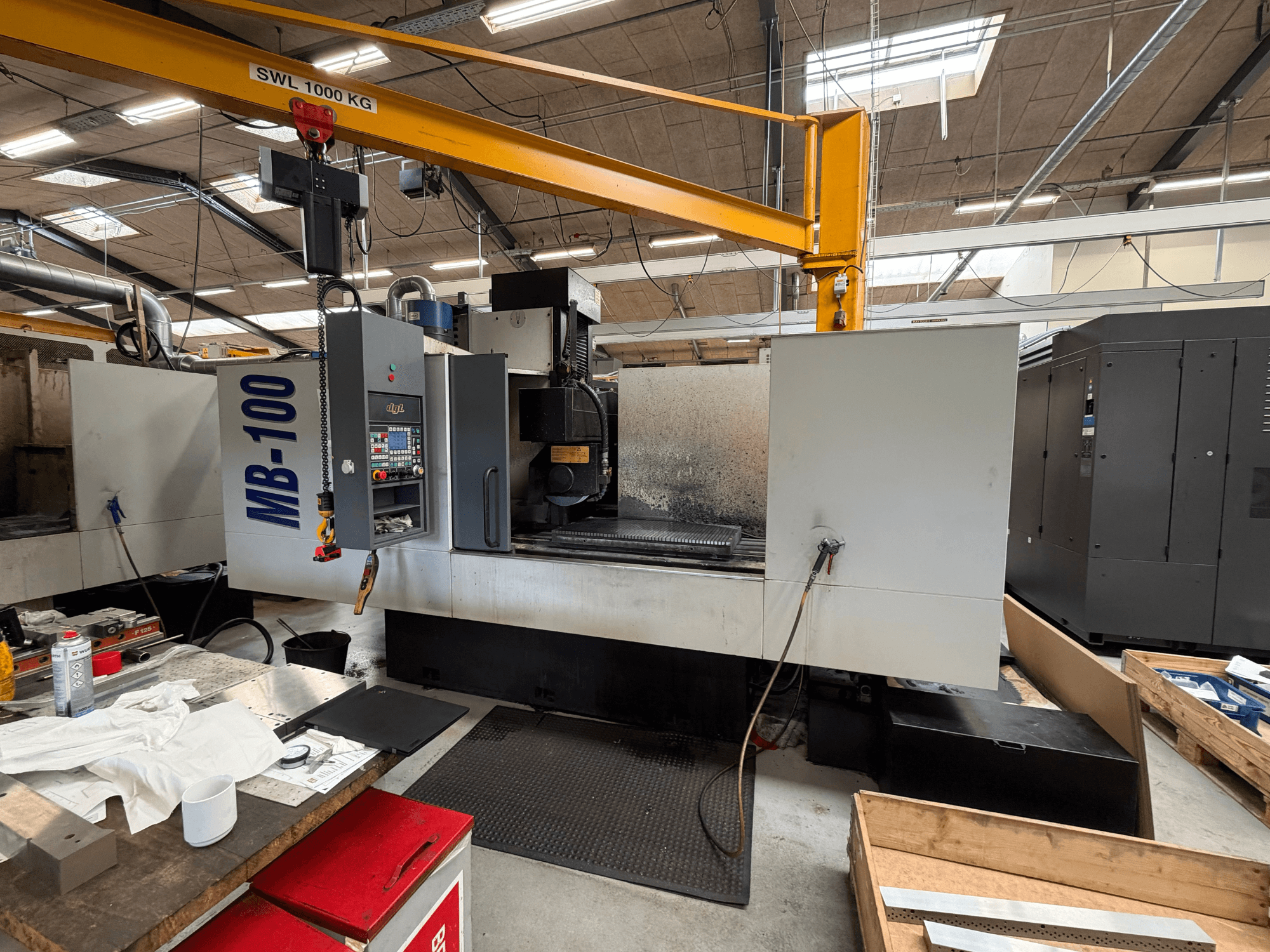 Flachschleifmaschine FAVRETTO MB-100, Vorderansicht, mit Blick auf das Bedienfeld und den Arbeitsbereich in einer Werkstattumgebung.