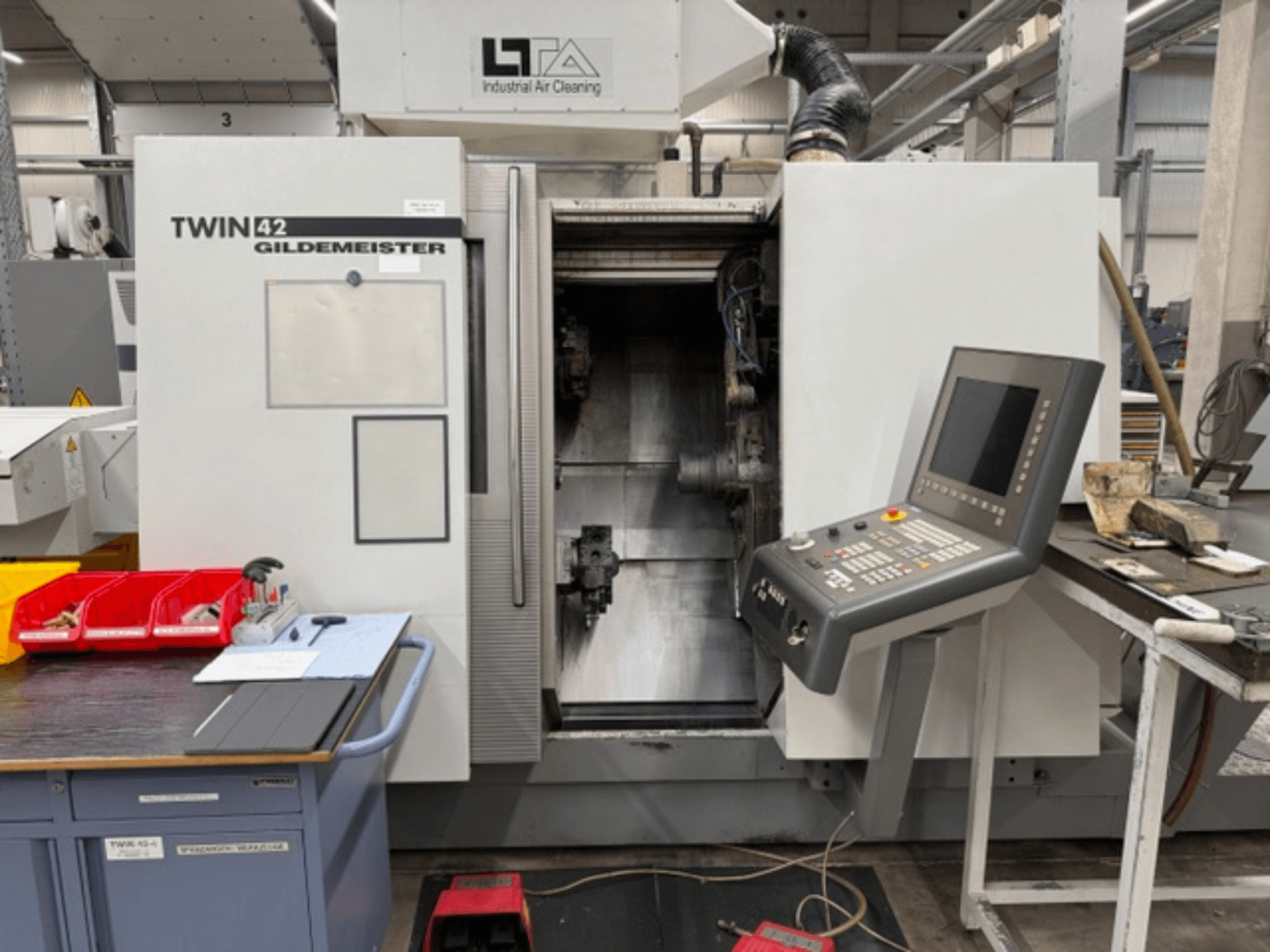 Gildemeister TWIN 42 Horizontal-Drehmaschine, Vorderansicht mit Bedienfeld und freiliegendem Arbeitsbereich.