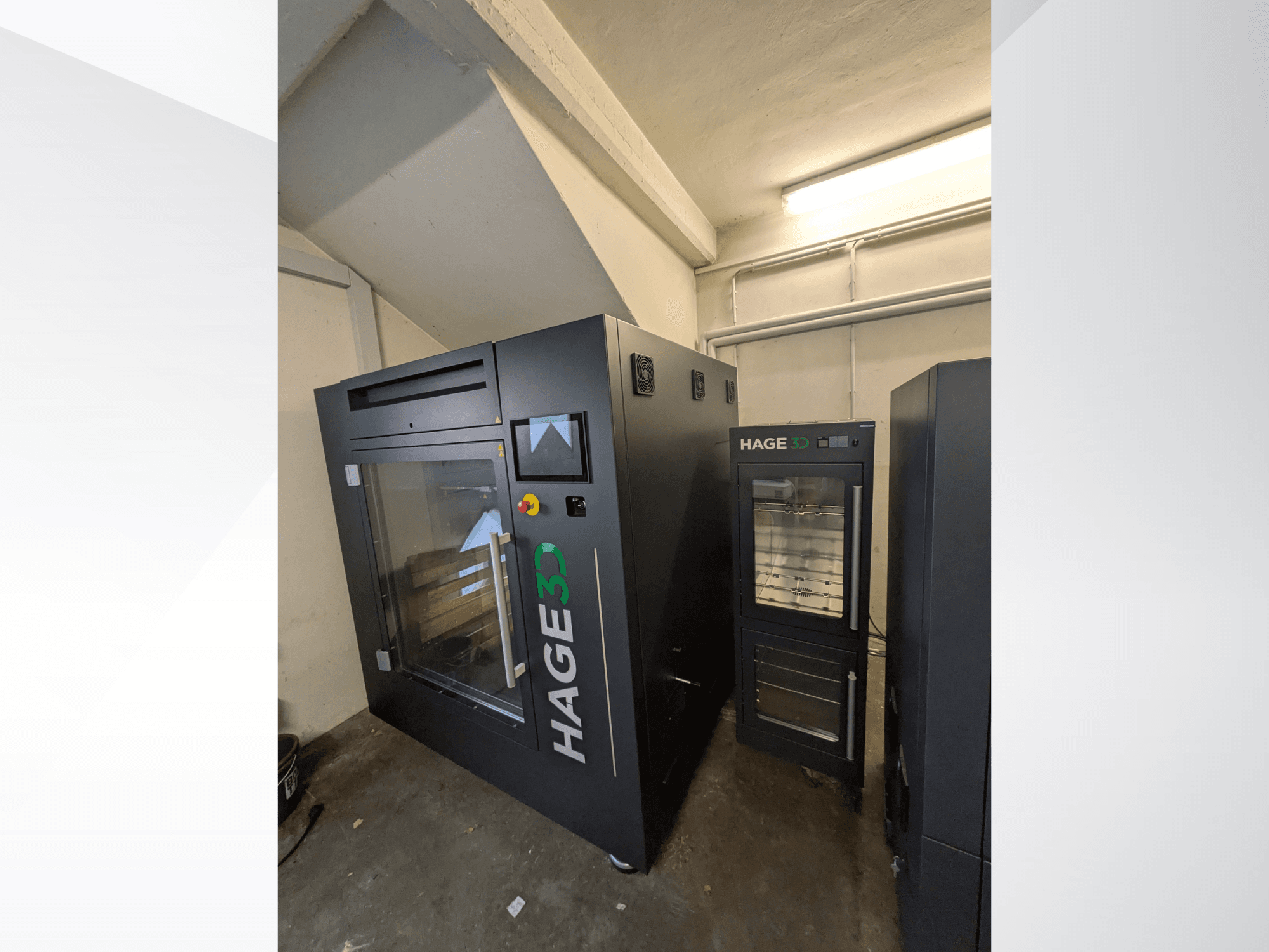 Der HAGE 3D Precision One Kunststoff-3D-Drucker in einer Eckansicht, mit transparenter Tür und Bedienfeld sowie einem Stauraum daneben.