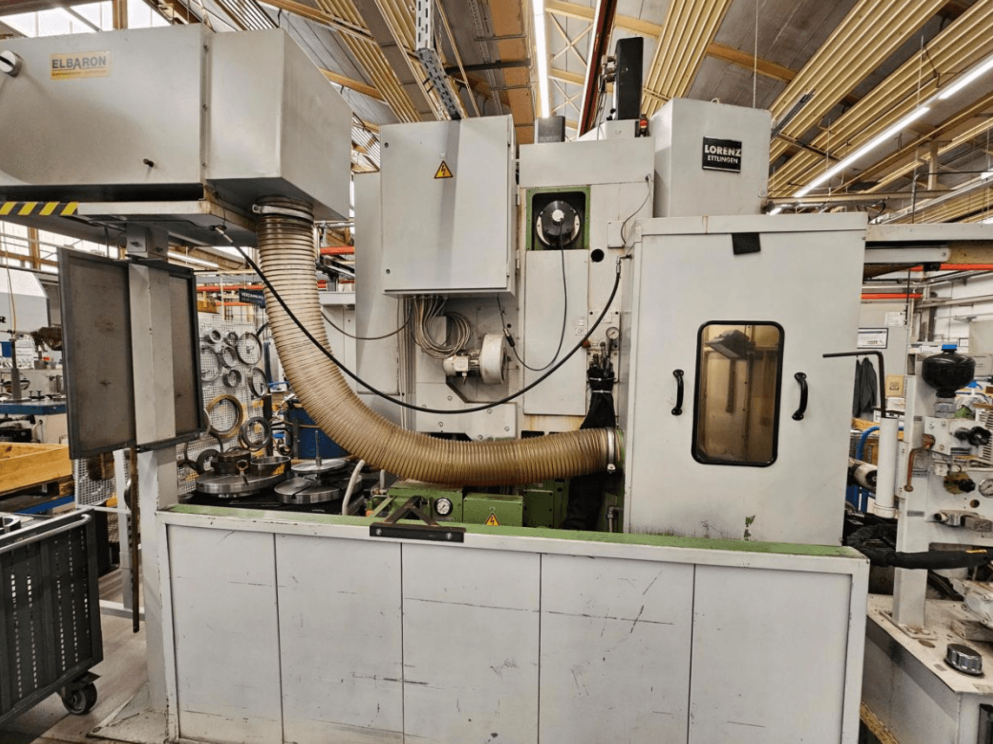 LORENZ LS 424 Formmaschine, Vorderansicht, mit großem Absaugsystem und gut sichtbaren Bedienelementen.