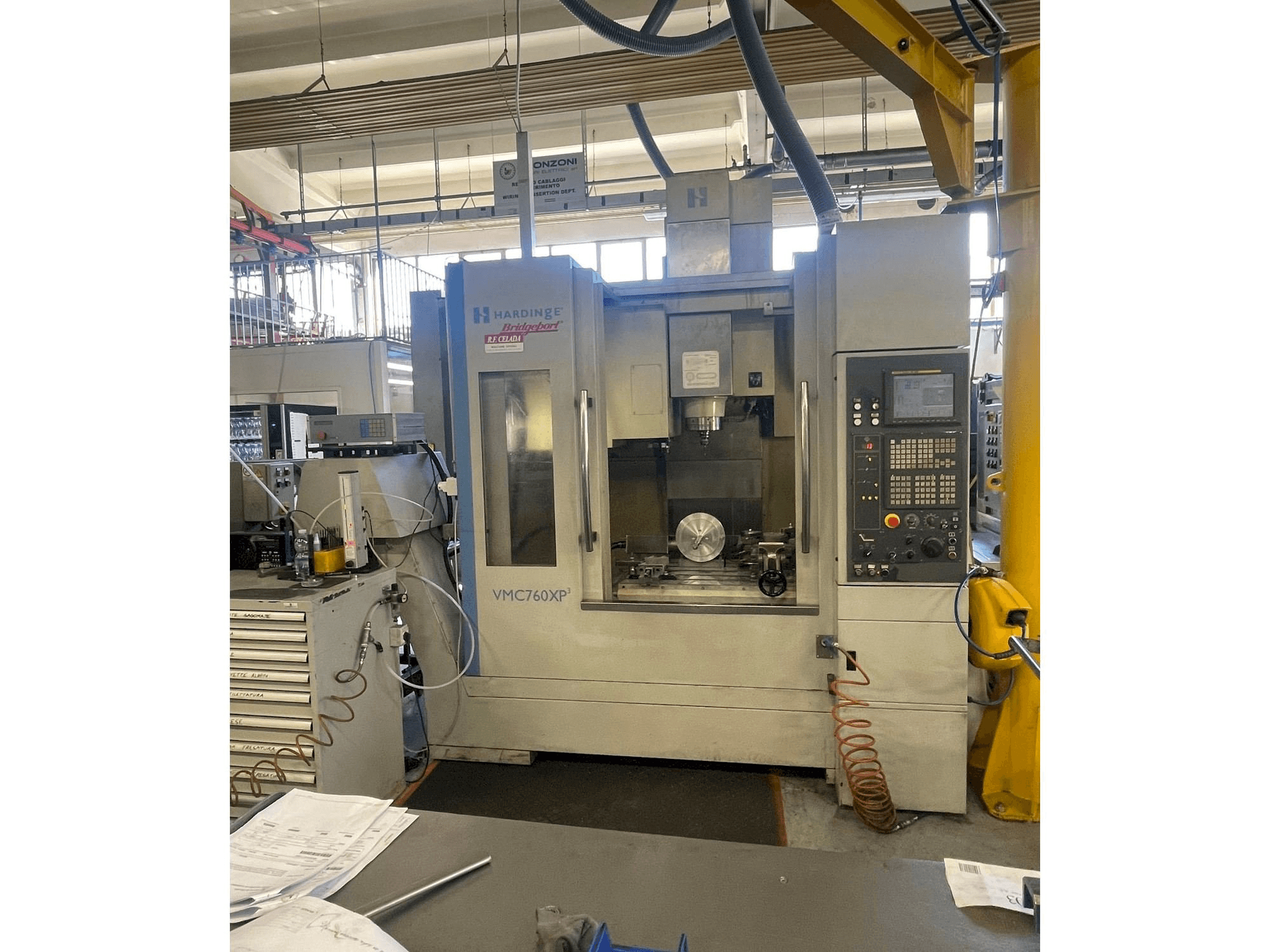 Frontansicht der HARDINGE Bridgeport VMC 760 XP3 Maschine
