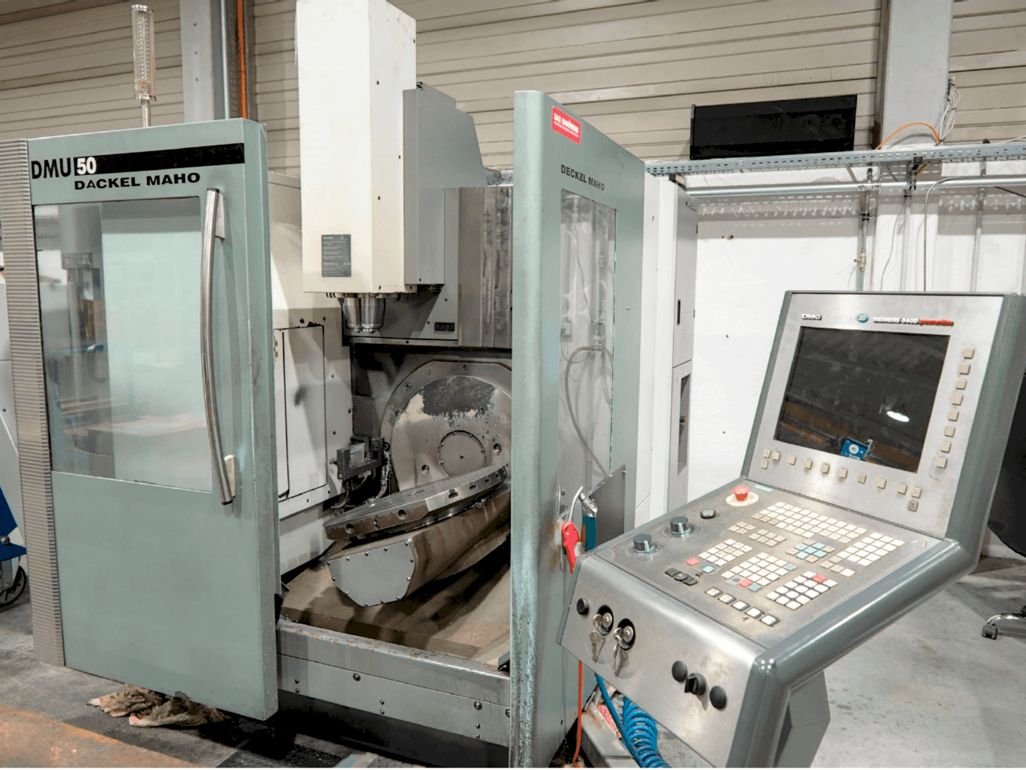 Frontansicht der DMG DMU 50 Maschine