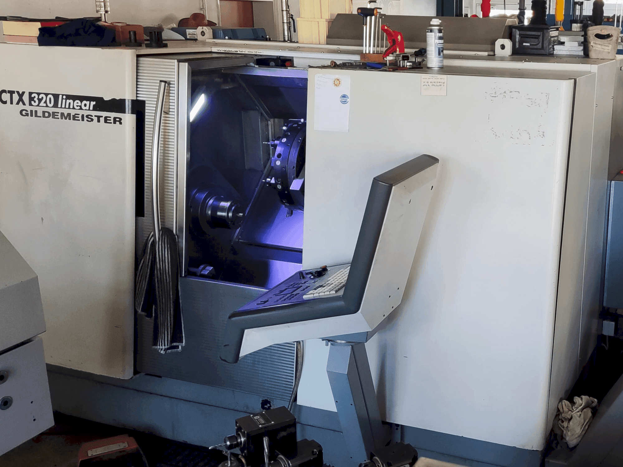 Frontansicht der DMG GILDEMEISTER CTX 320 linear V3 Maschine