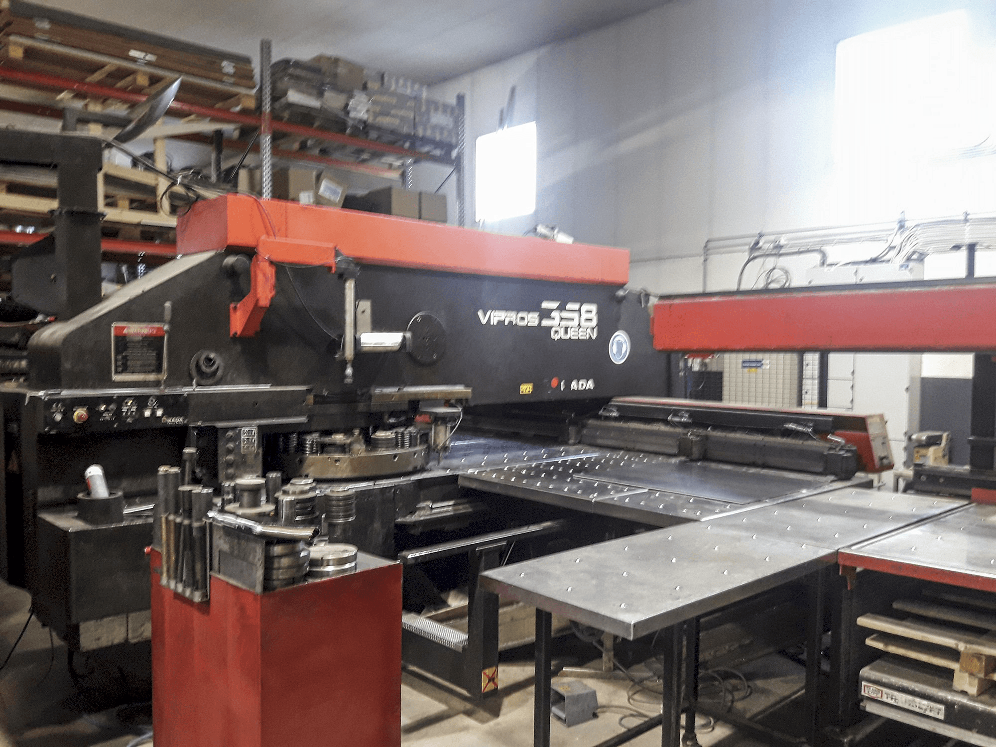 Rechte Ansicht der AMADA 358 Vipros QUEEN Maschine