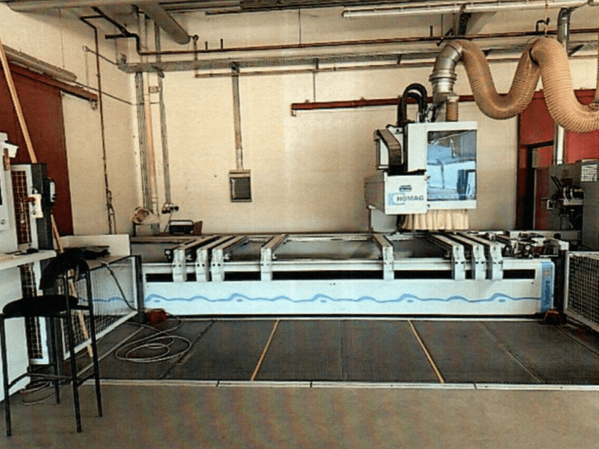 Das CNC-Holzbearbeitungszentrum HOMAG BAZ 211/40K in einer Werkstatt mit dem Bedienfeld und dem Zerspanungsbereich der Maschine.