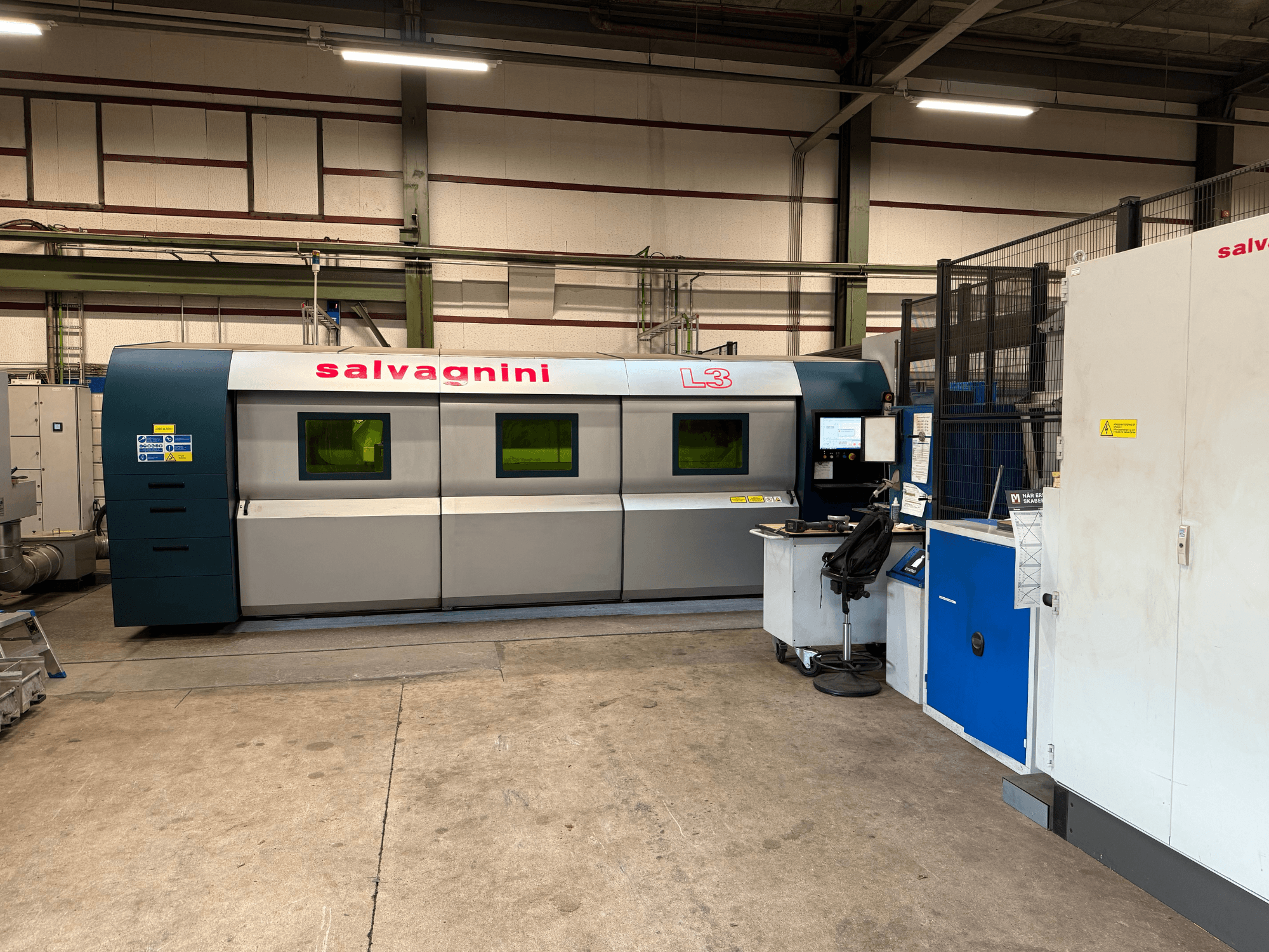 Faserlaserschneidemaschine Salvagnini L3-4020 in Werksausstattung, Vorderansicht, mit Bedienfeld und Handhabungssystem.