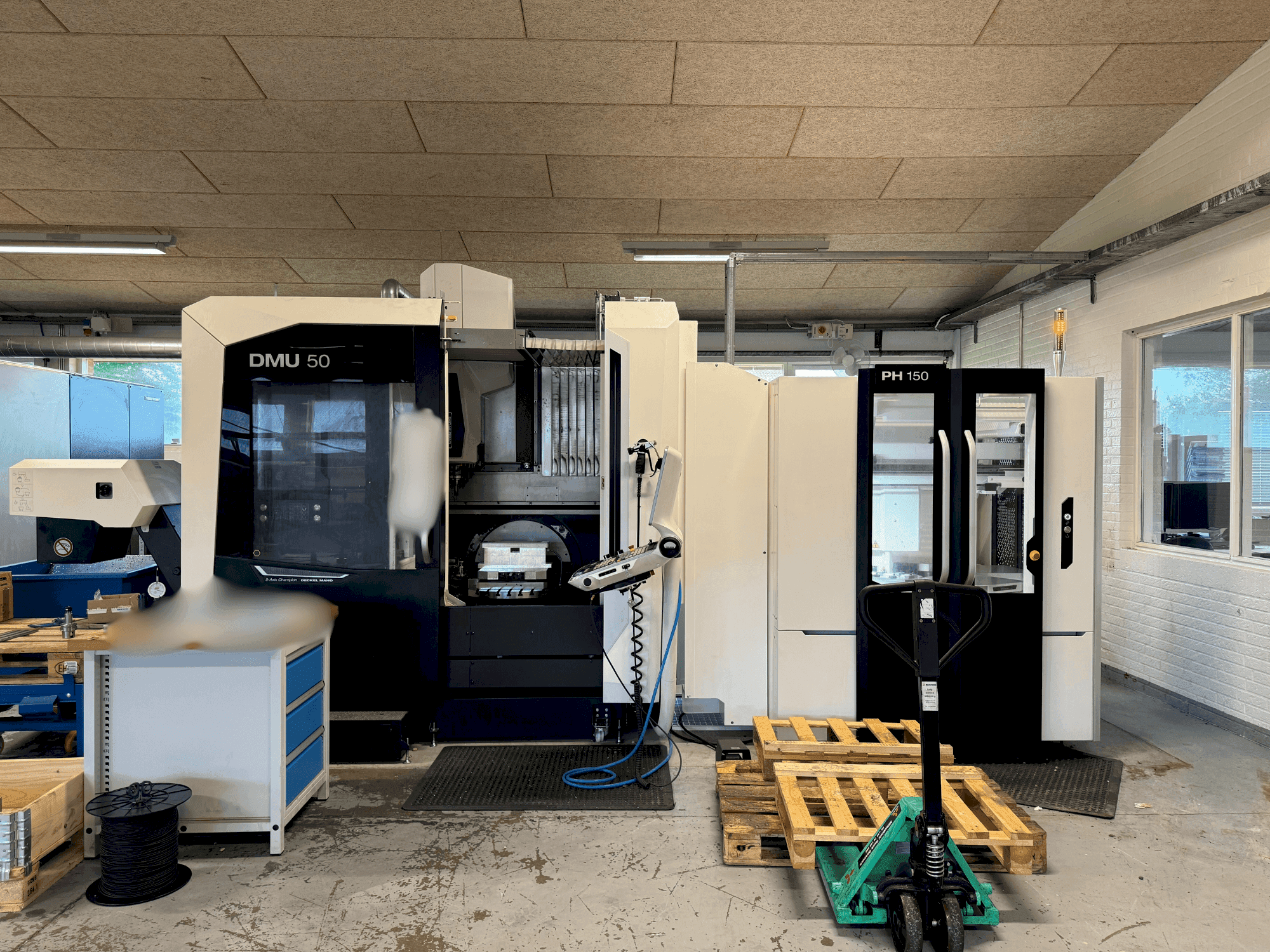 Frontansicht der DMG MORI DMU 50 + PH 150 Maschine