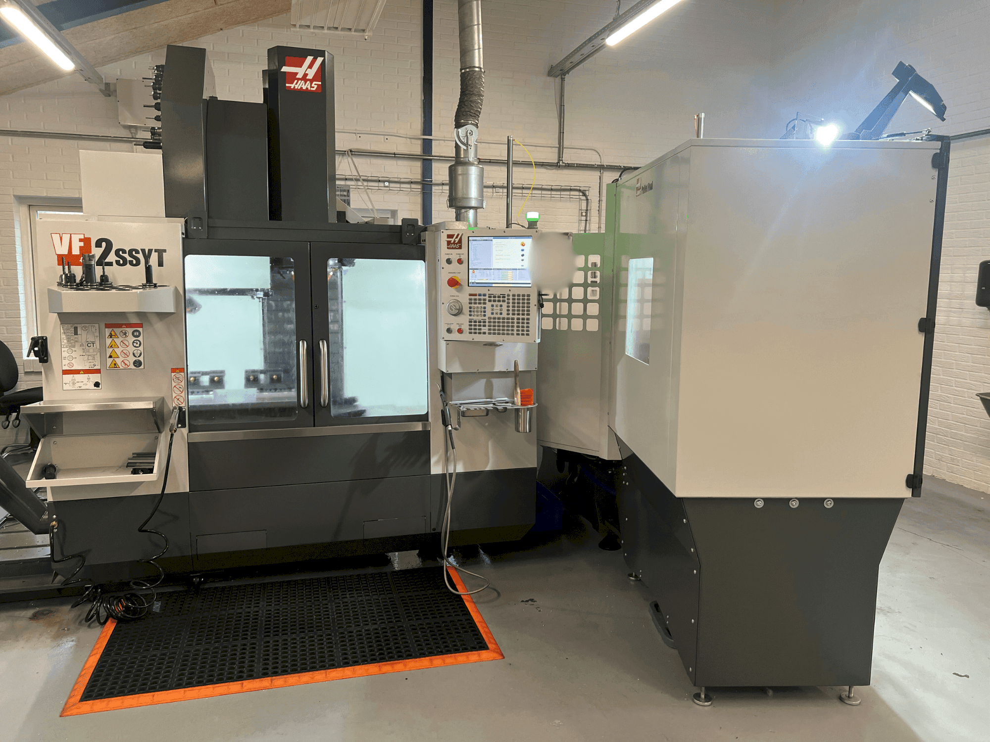 Frontansicht der HAAS VF-2SSYT Maschine