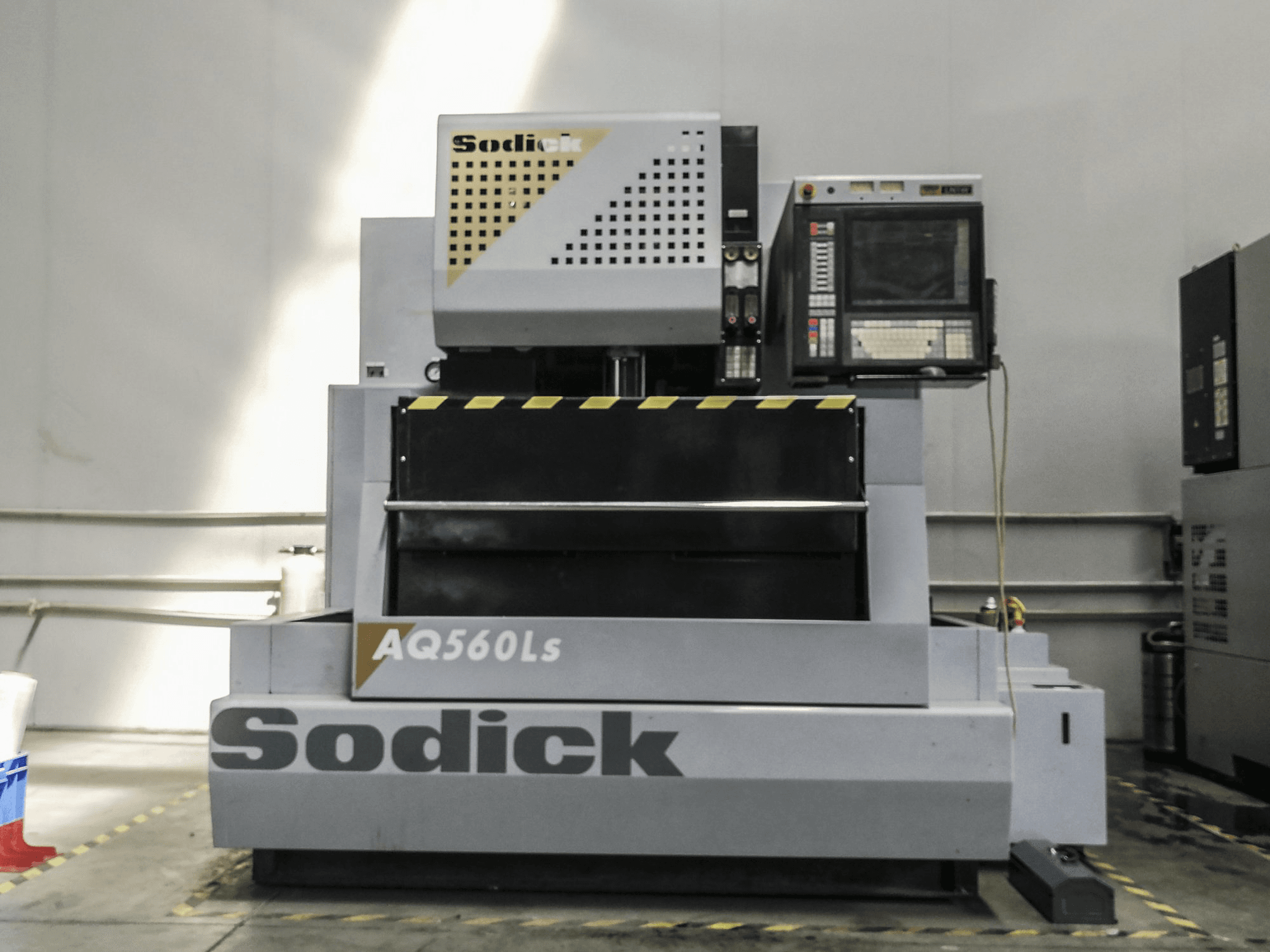 Frontansicht der Sodick AQ560LS Maschine