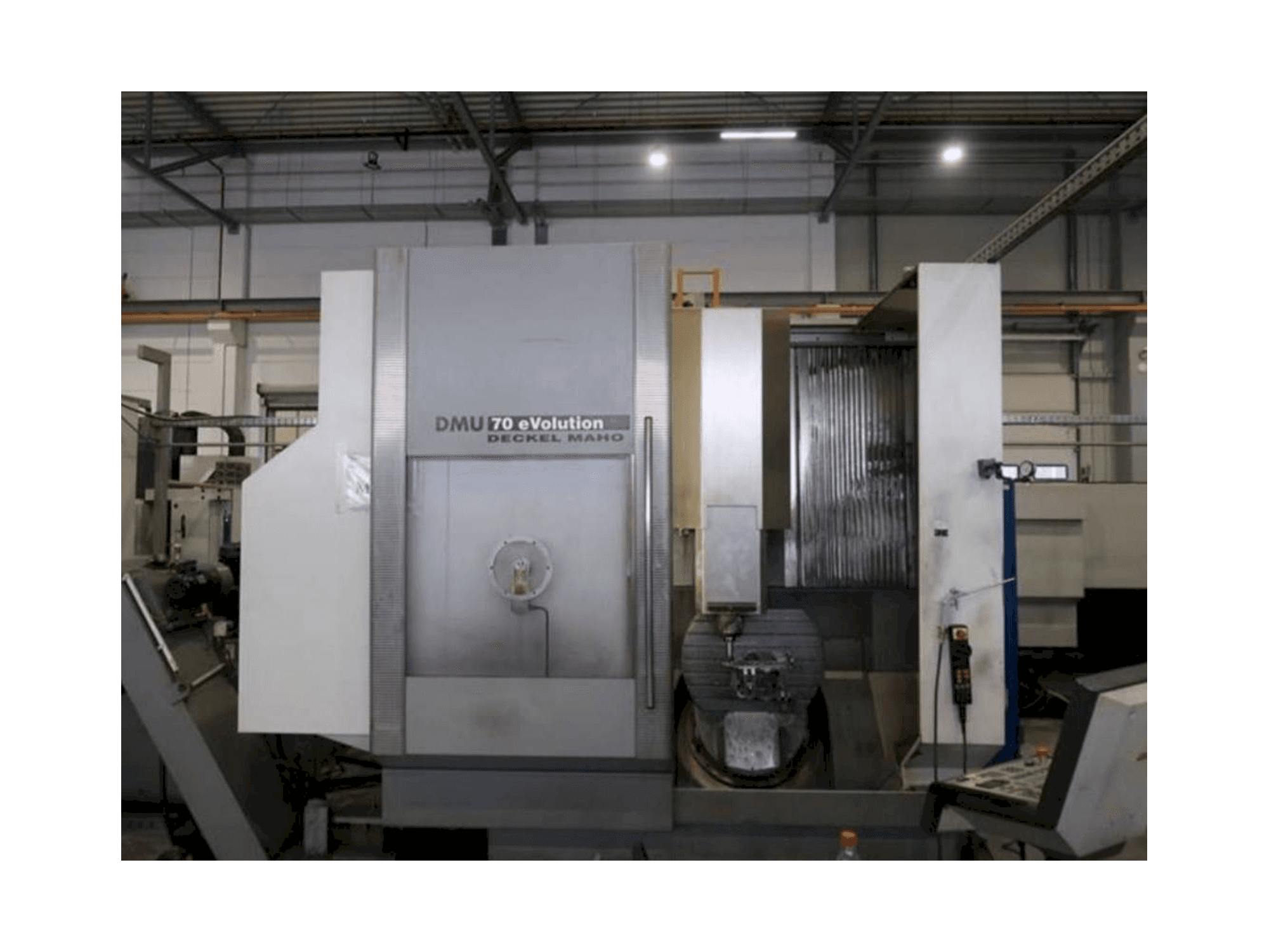 Frontansicht der DECKEL MAHO DMU 70 eVolution Maschine