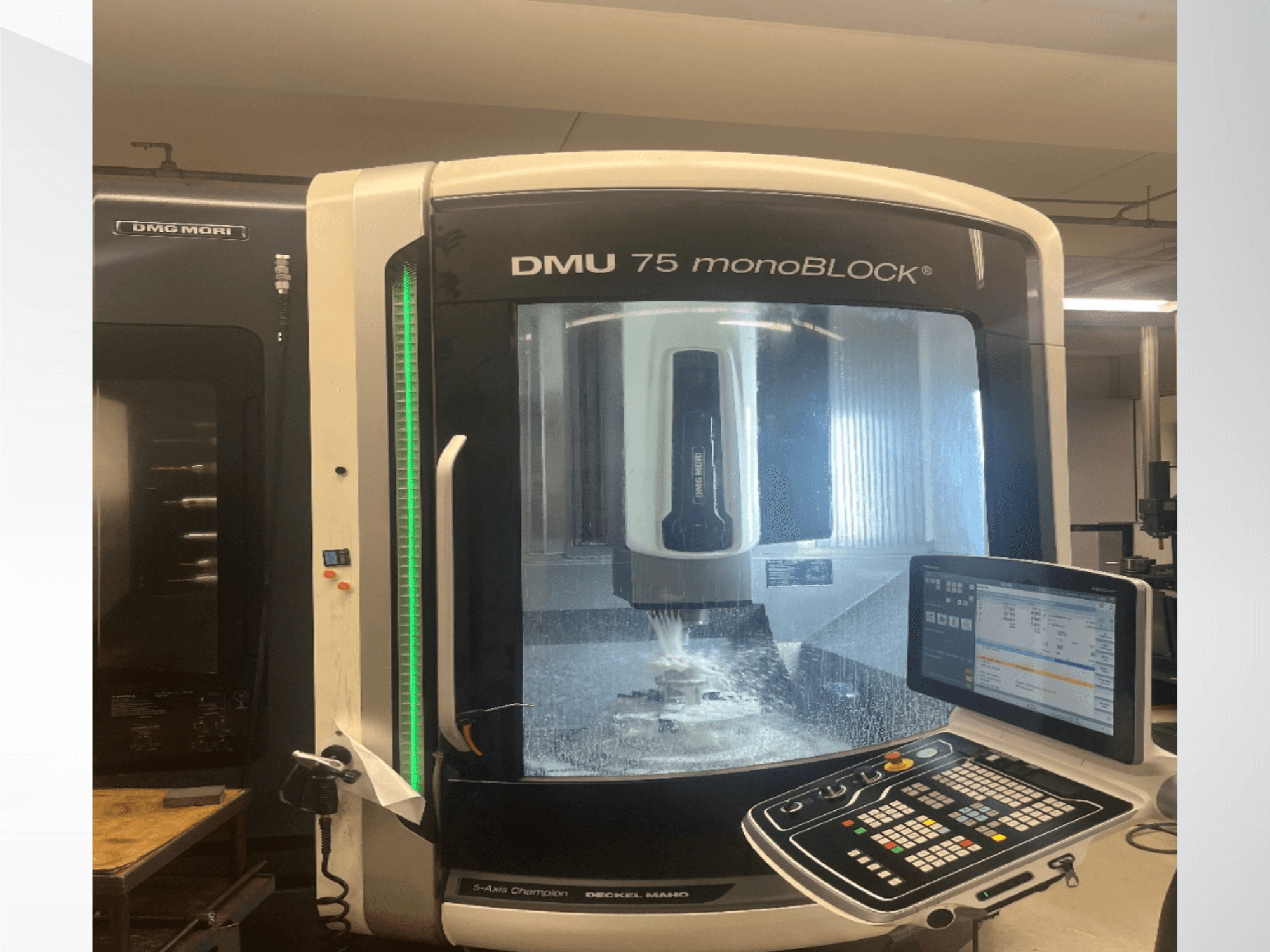 DMG MORI DMU 75 monoBLOCK Universal-Bearbeitungszentrum in der Vorderansicht, mit Blick auf das Bedienfeld und den Fräsbereich.