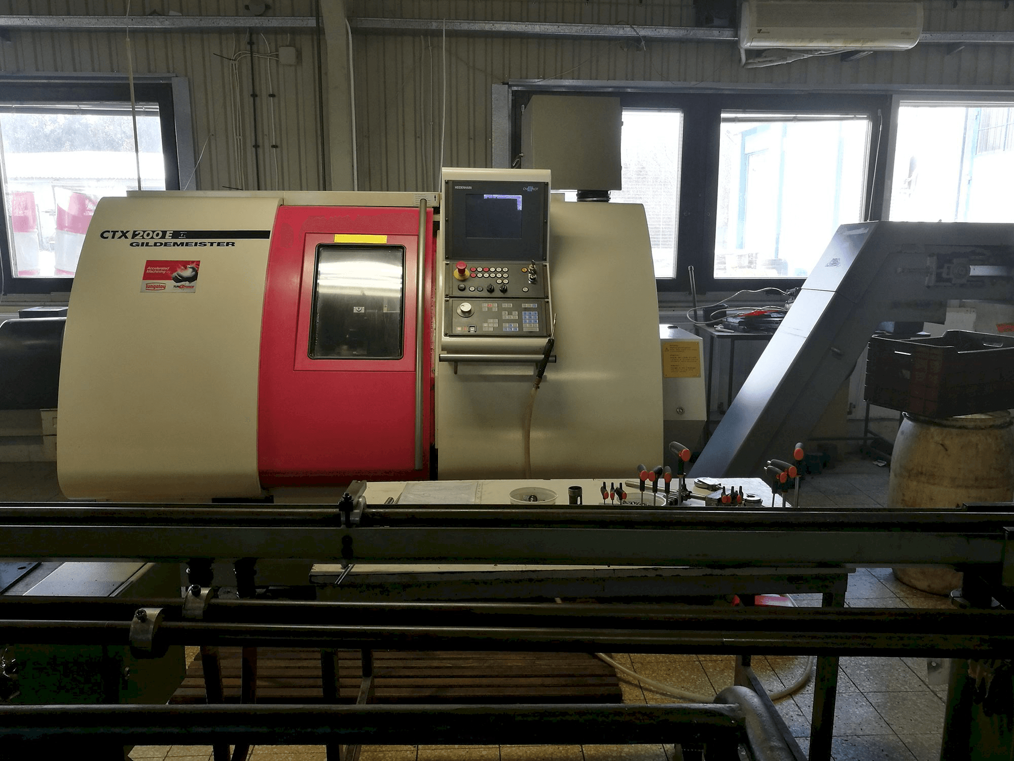 Frontansicht der Gildemeister CTX 200 E Maschine