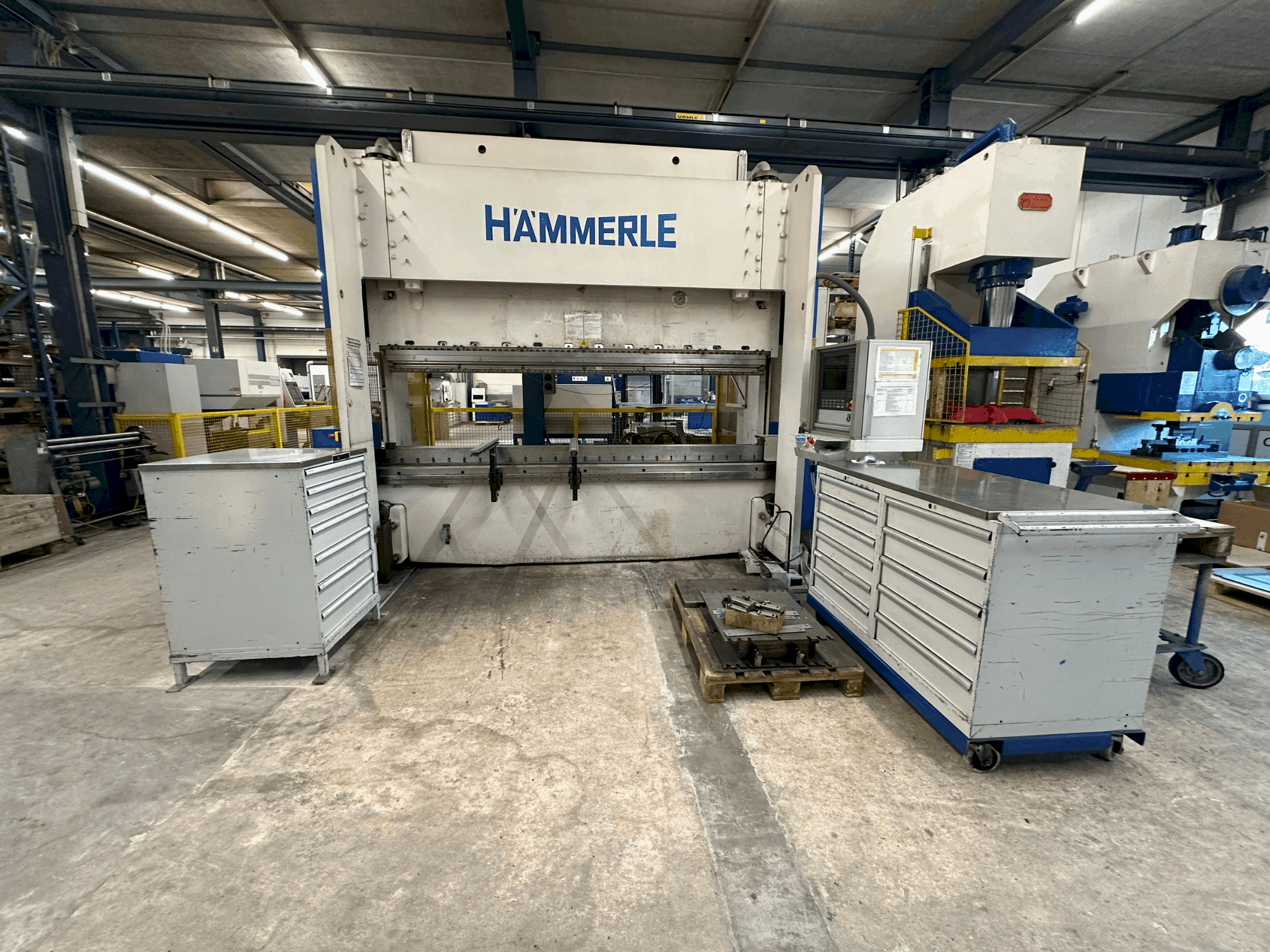 Frontansicht der HAMMERLE BM 200 - 3100 Maschine