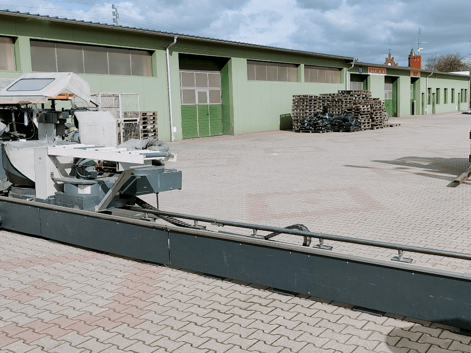 Frontansicht der Elumatec DG 244/2 Maschine