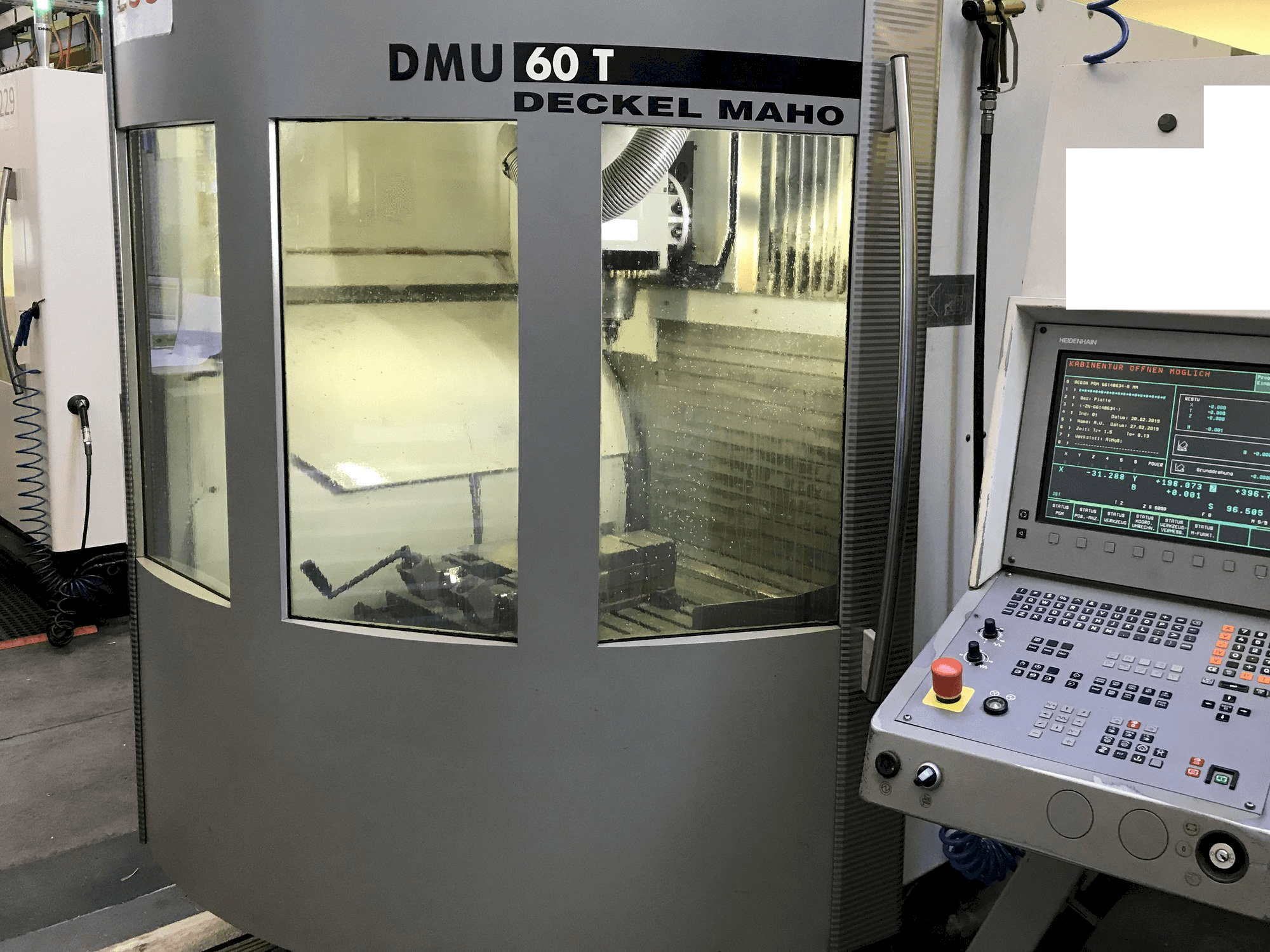 Frontansicht der DECKEL MAHO DMU60T Maschine