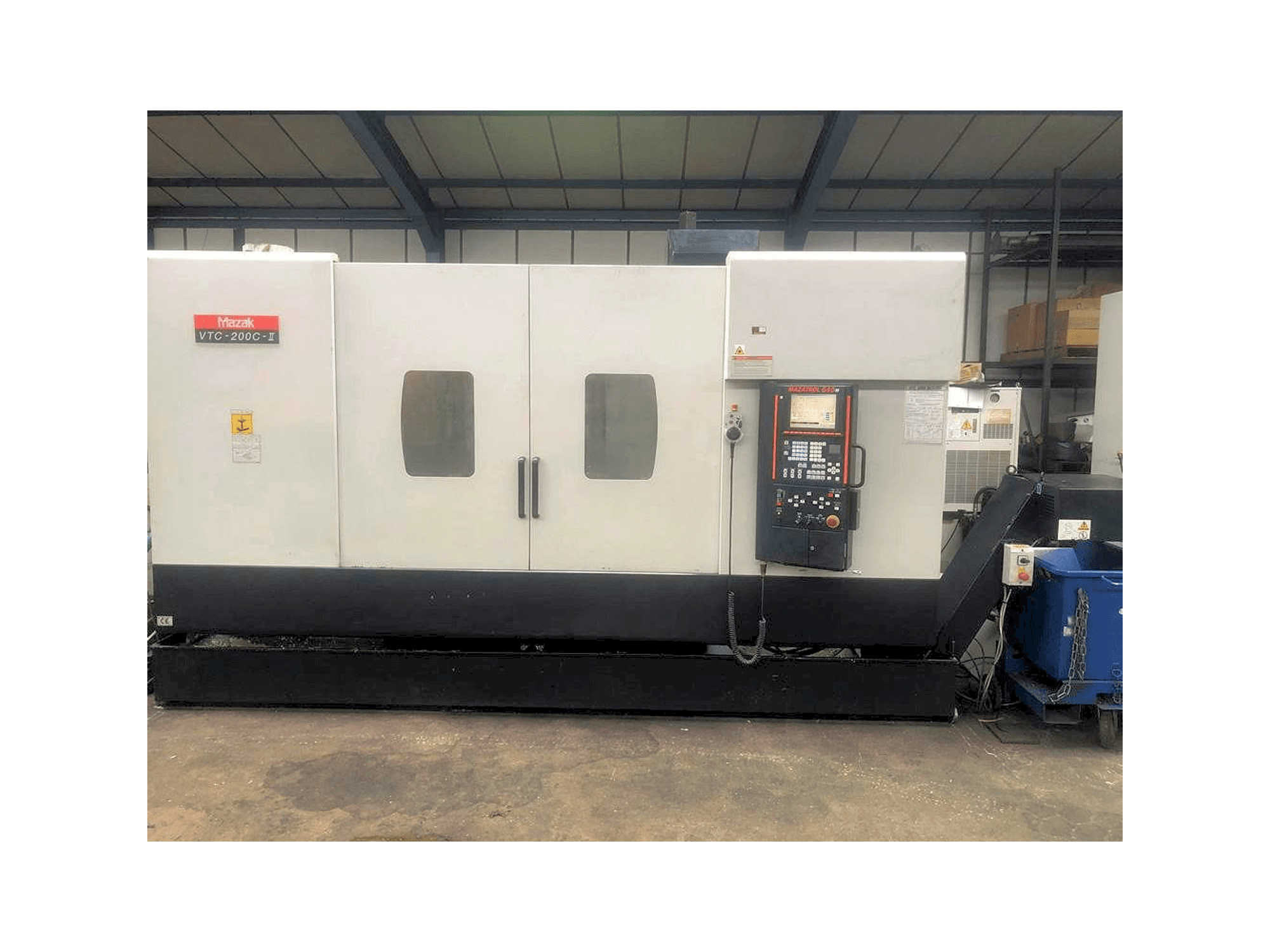 Frontansicht der Mazak VTC-200C-II Maschine