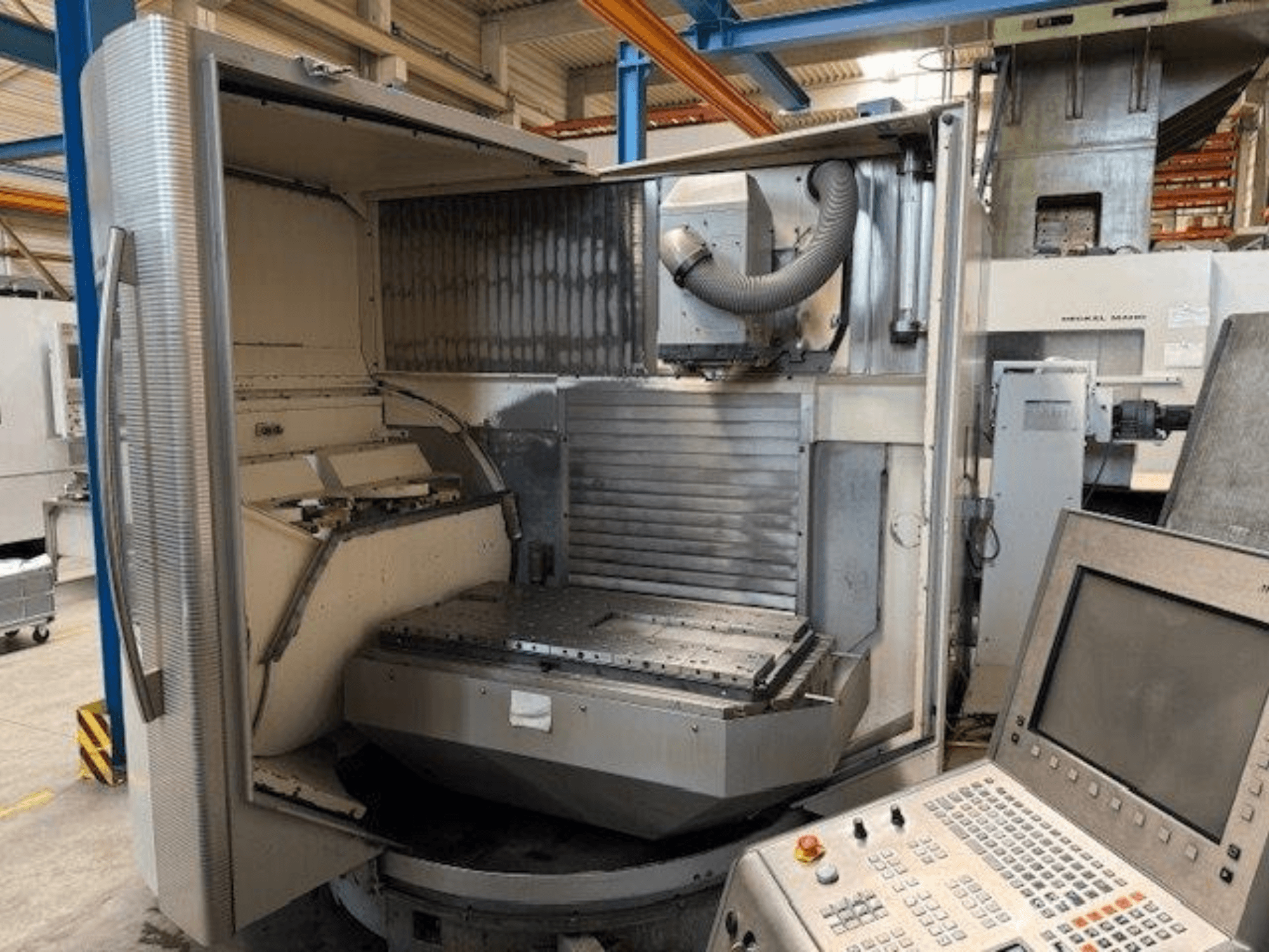 DMG MORI DMU 80T vertikales Bearbeitungszentrum, Vorderansicht mit offenem Gehäuse und Bedienfeld.