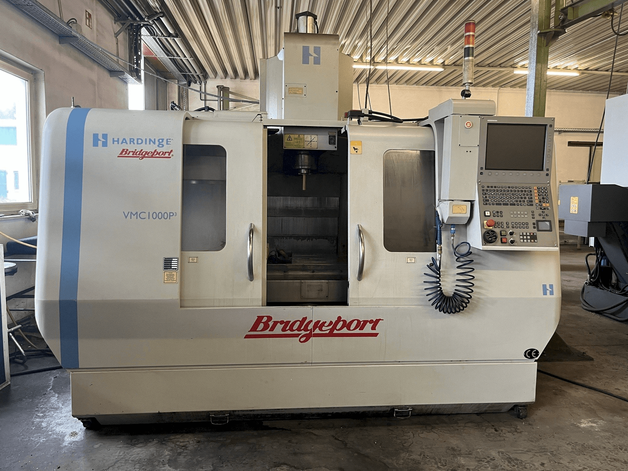 Frontansicht der Hardinge Bridgeport VMC 1000 P3 Maschine