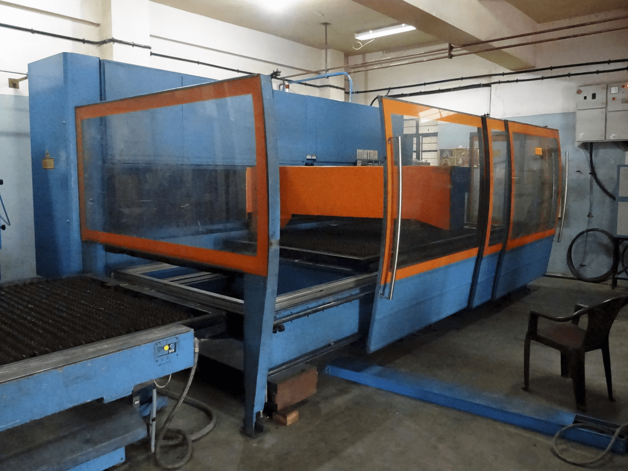 Linke Ansicht der Prima Power Platino 1530 Maschine