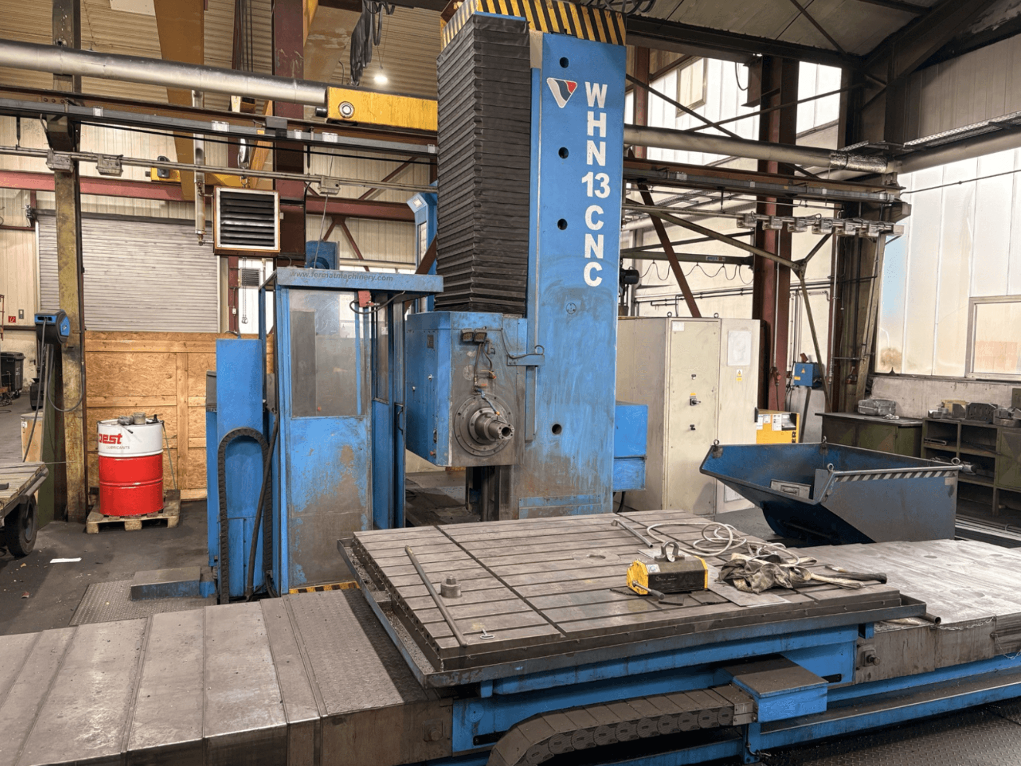FERMAT WHN 13.8 CNC-Horizontalbearbeitungszentrum, Vorderansicht mit Bedienfeld, Arbeitstisch und Details der industriellen Umgebung.